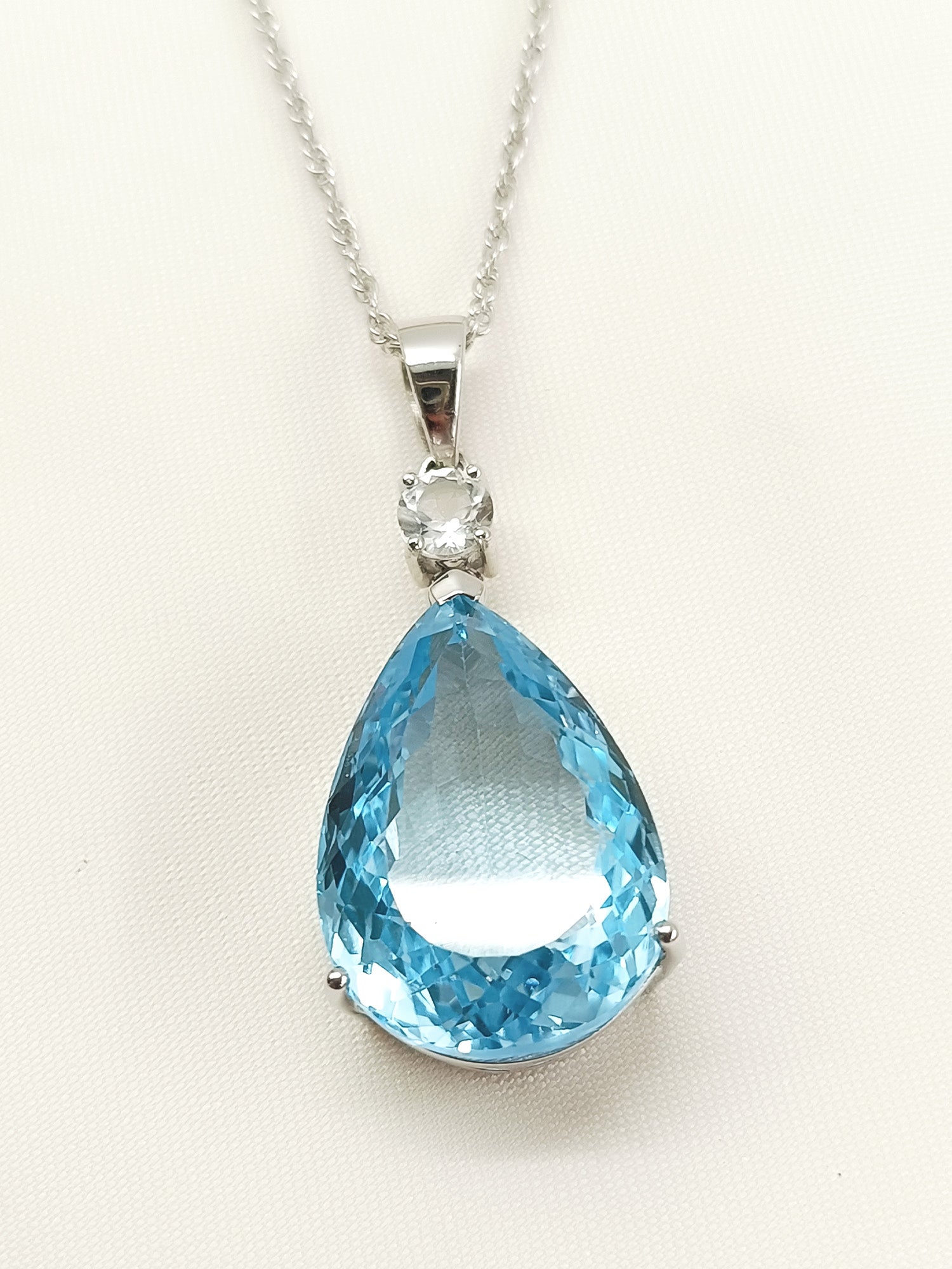 Genevieve Blue 92.5 Silver Topaz Gemstone Pendal