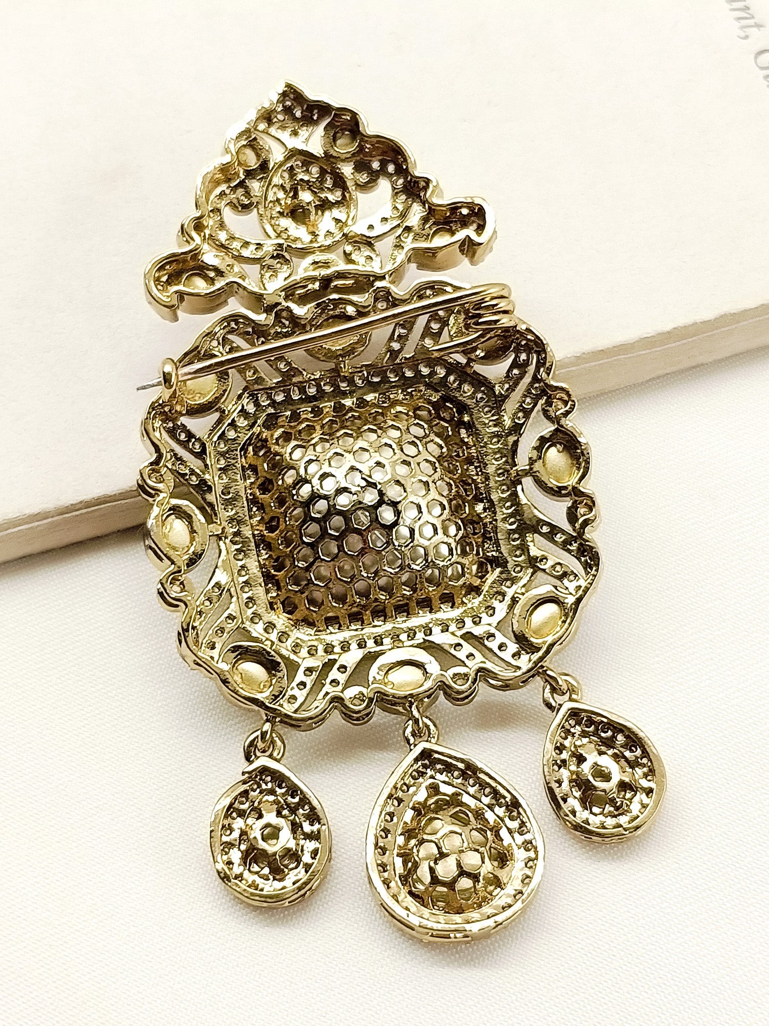 Kiyansh White Men's Brooch