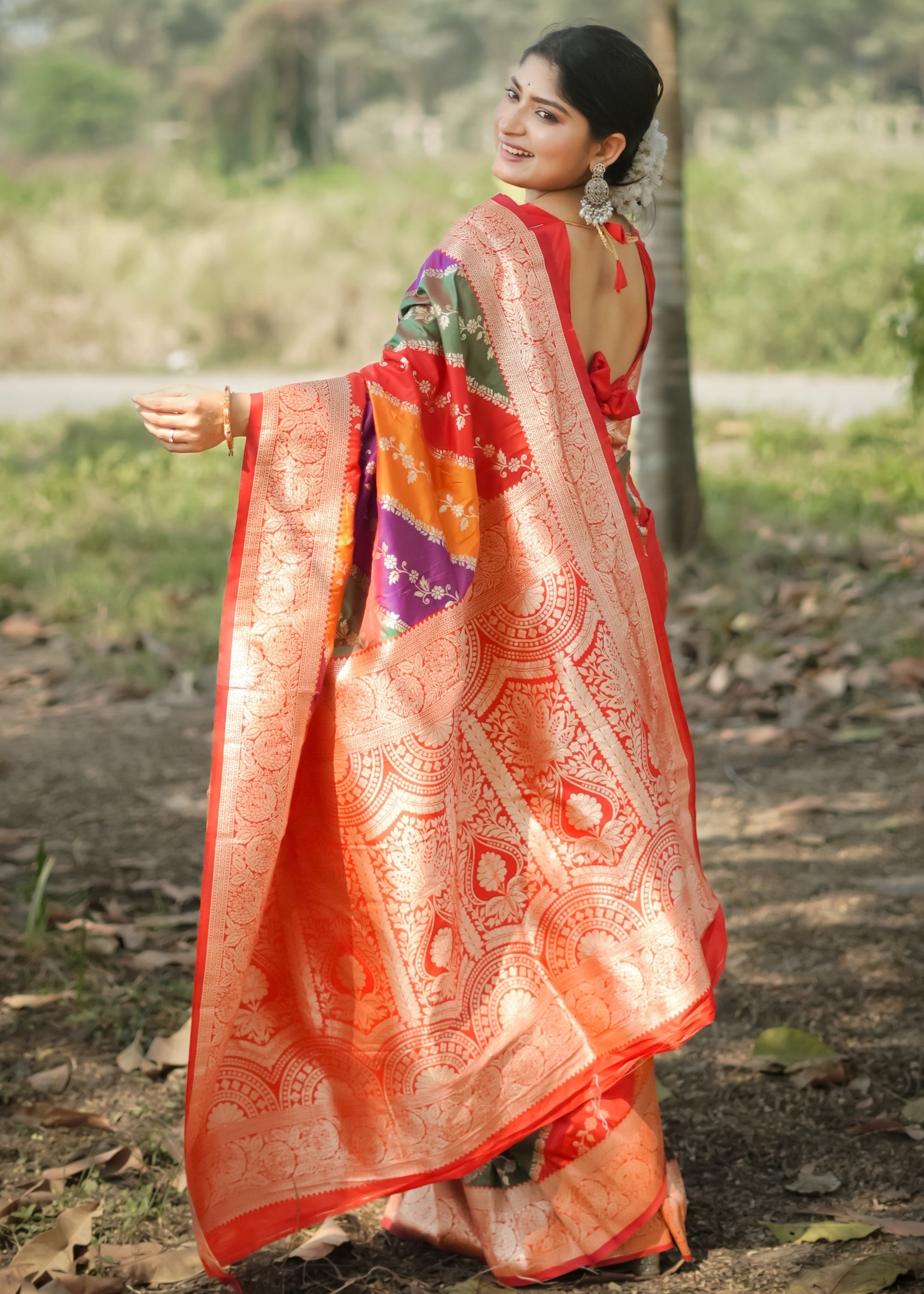 Red Leriya Zari Woven Banarasi Silk Saree With Contrast Pallu - qivii