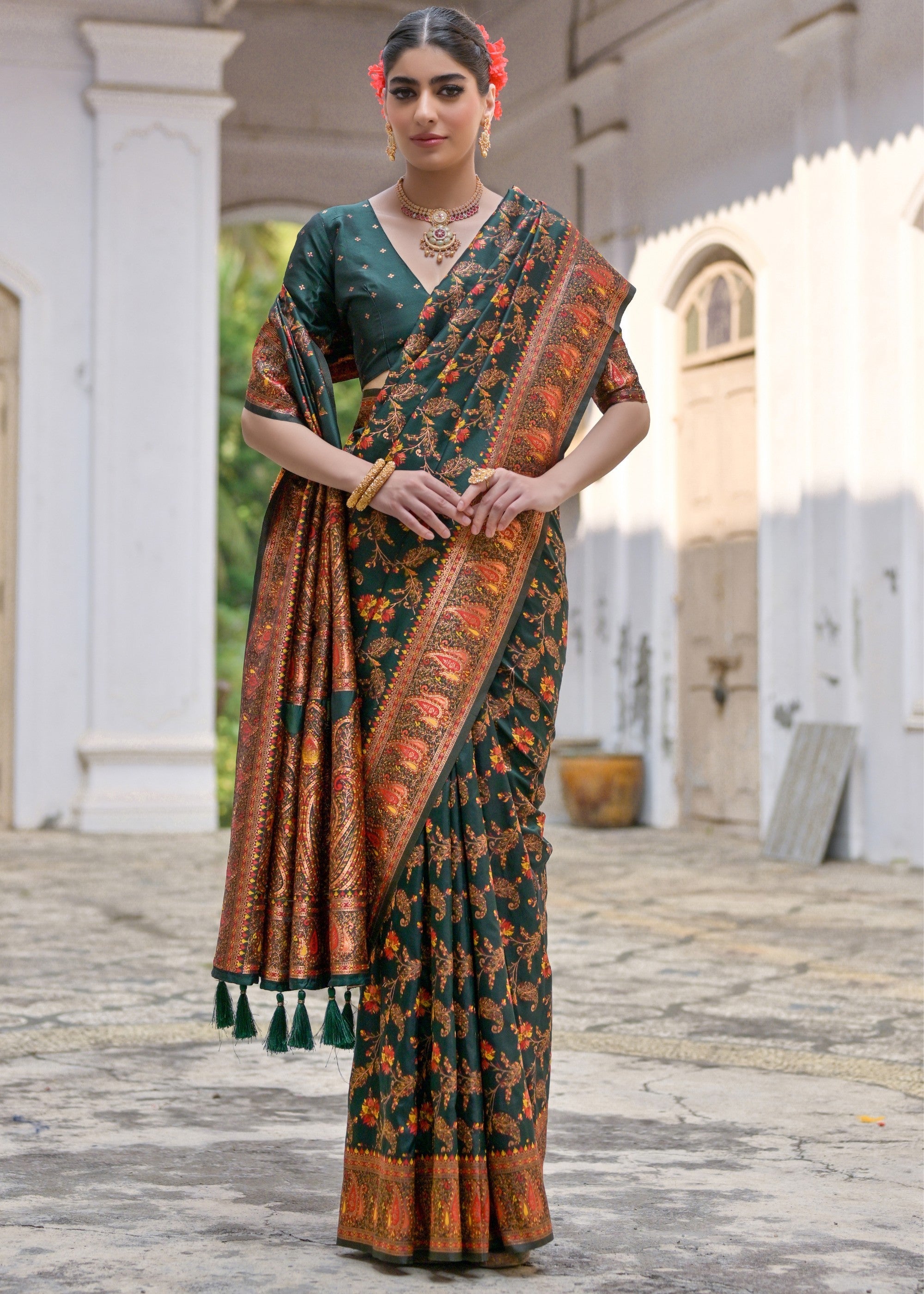 Green Thread Woven Jal & Flower Silk Saree With Thread Woven Pallu - qivii