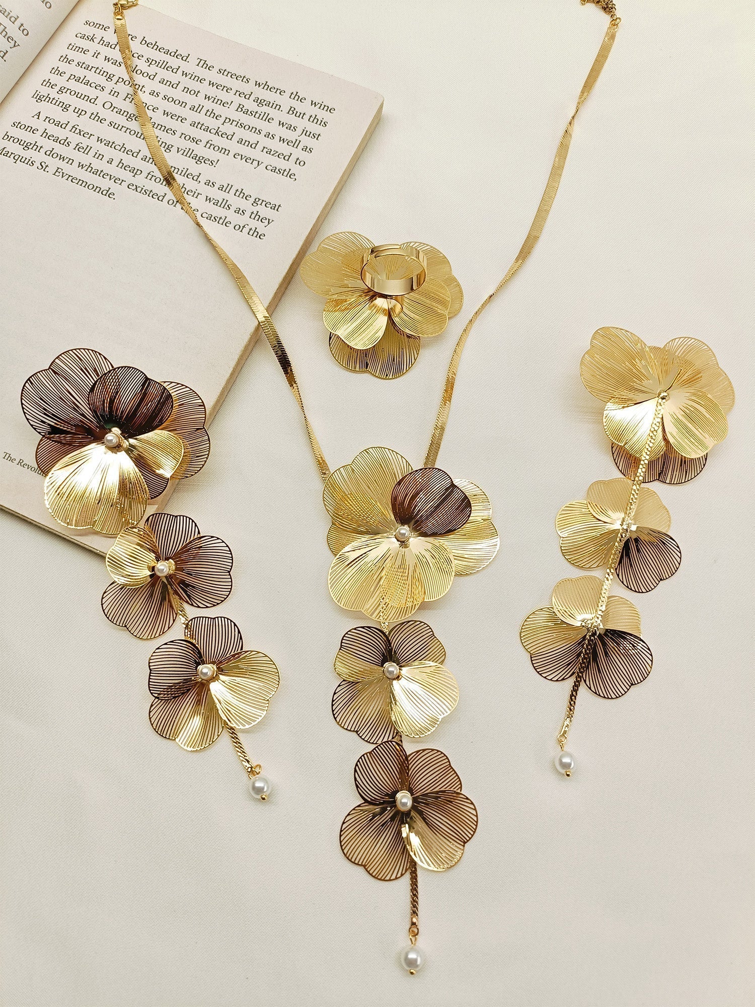 Sidhi White Western Necklace Set - qivii