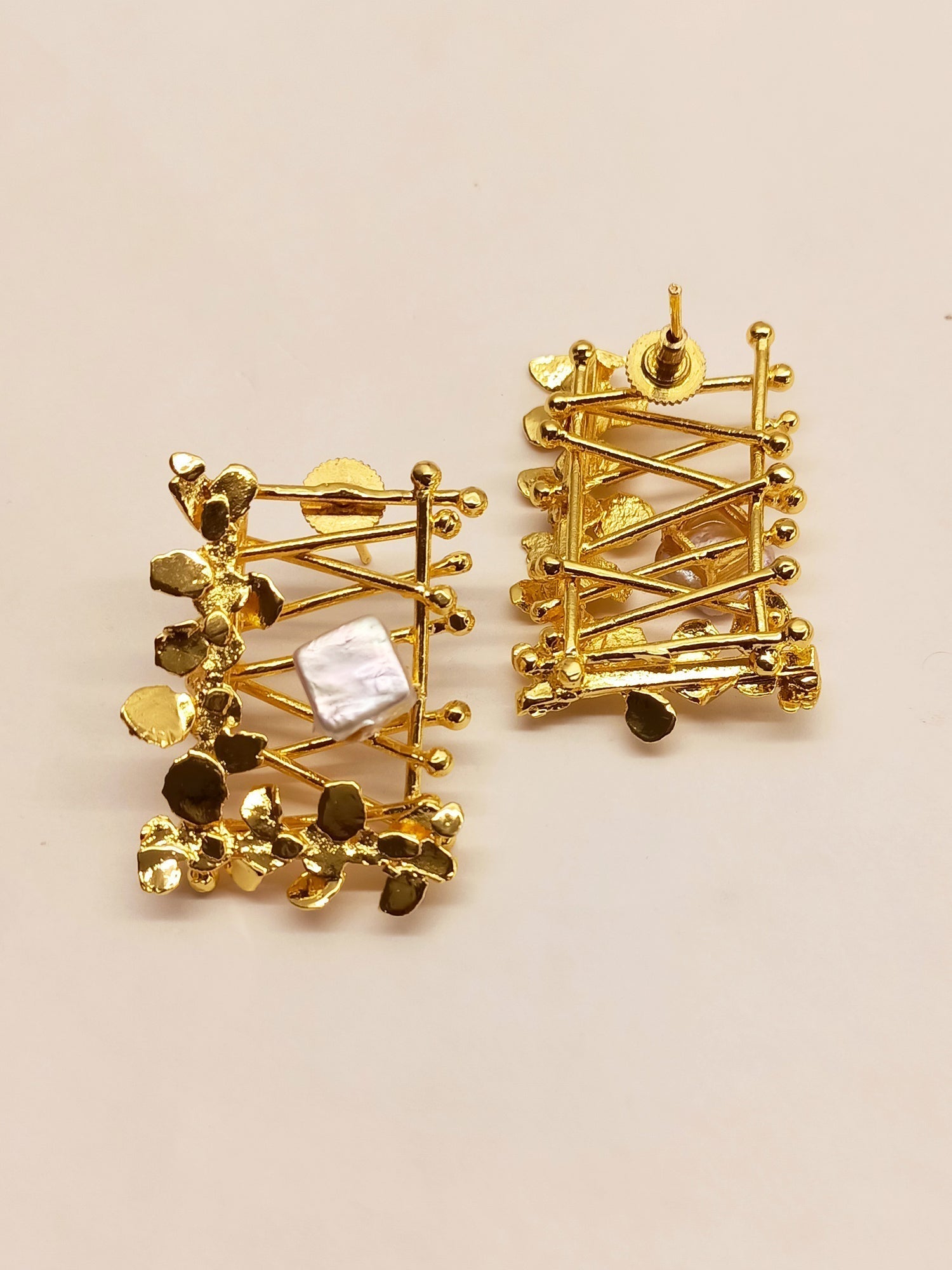 Daizy Contemporary Golden Stud - qivii