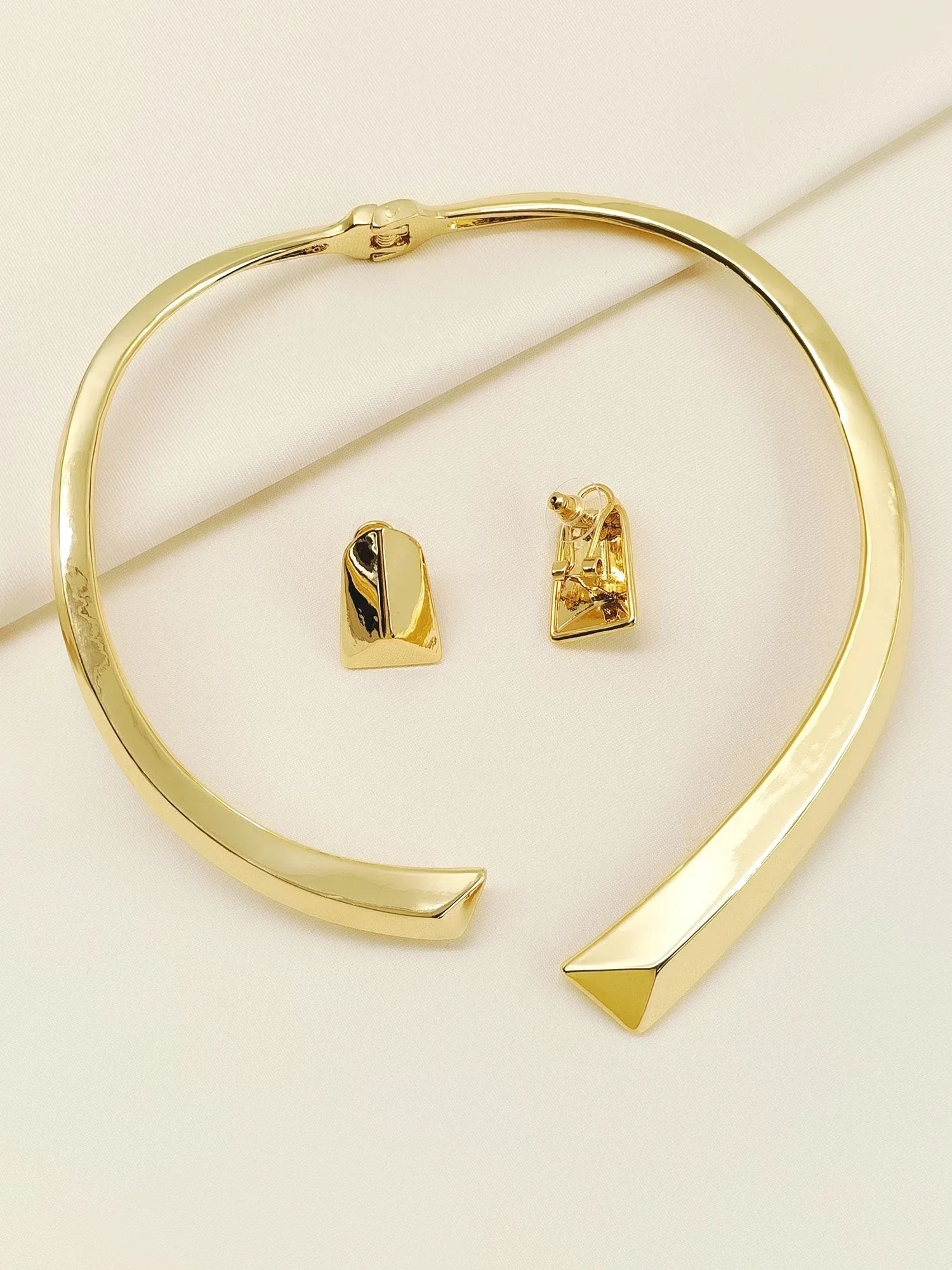 Kaaviya Golden Western Necklace Set