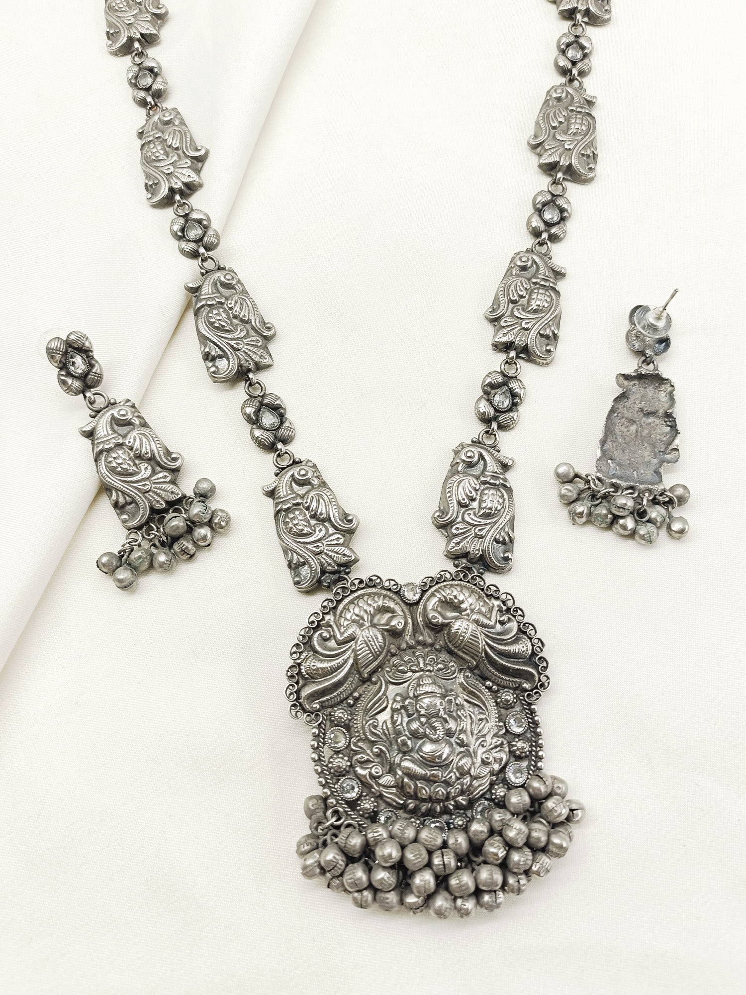 Xaria White Oxidized Necklace Set