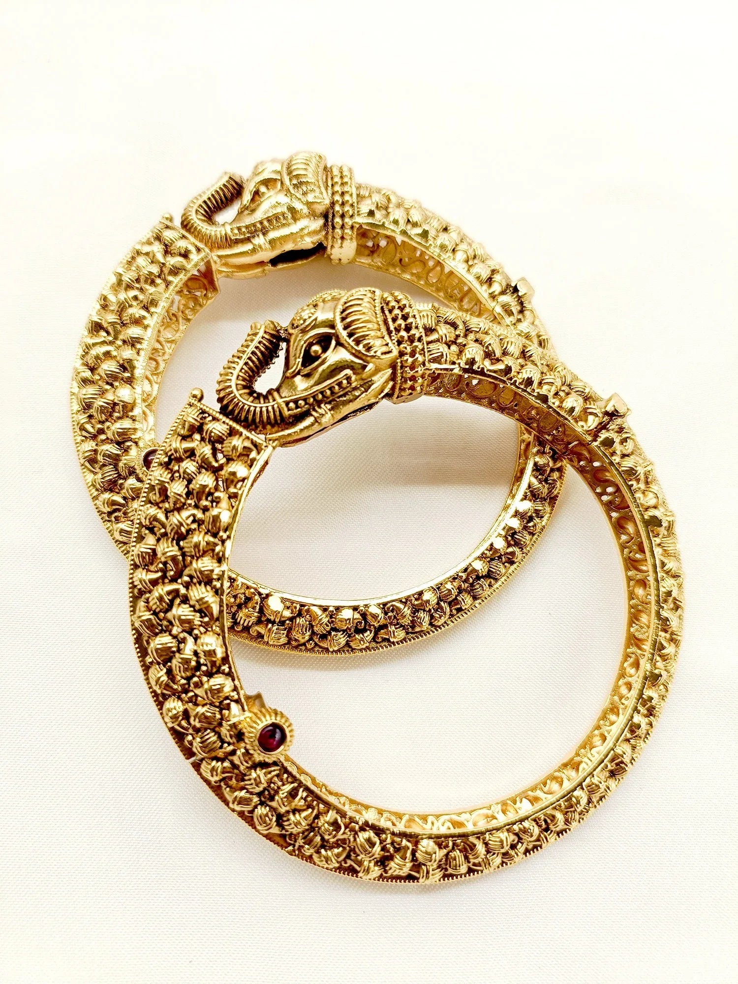 Aatrayi Plain Elephant Antiuque Bangle