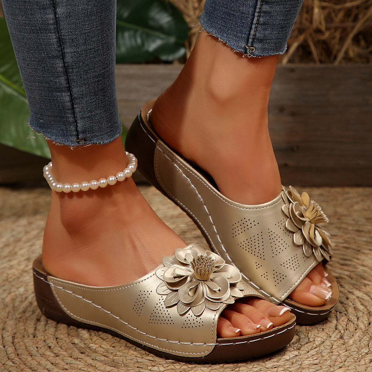 Women's Fleur Cutout Wedge Slides – Flower Appliqué Platform Sandals (US 5–11.5) (Copy)