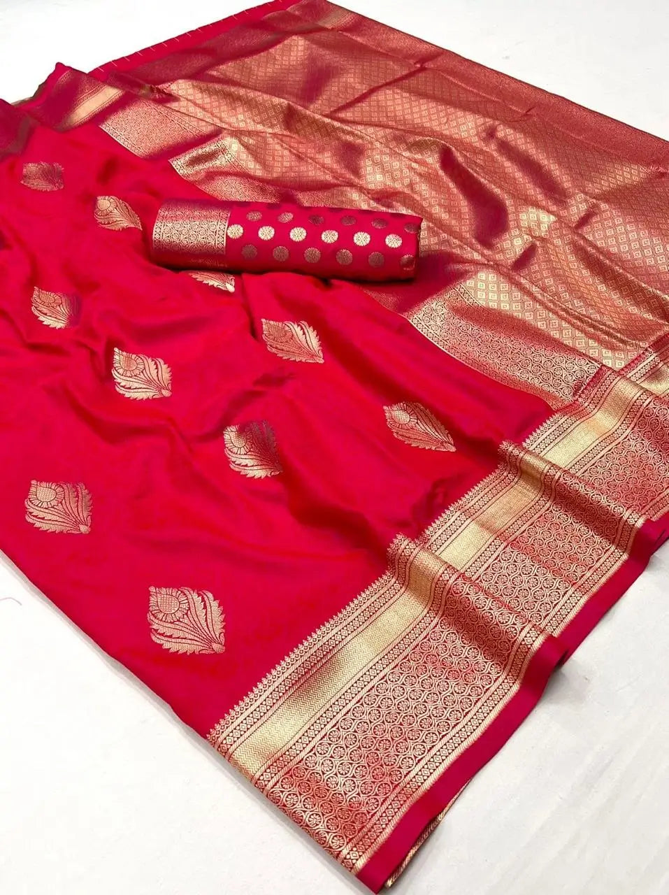 Red Handloom Weaving Silk Saree With Handwoven Art - qivii