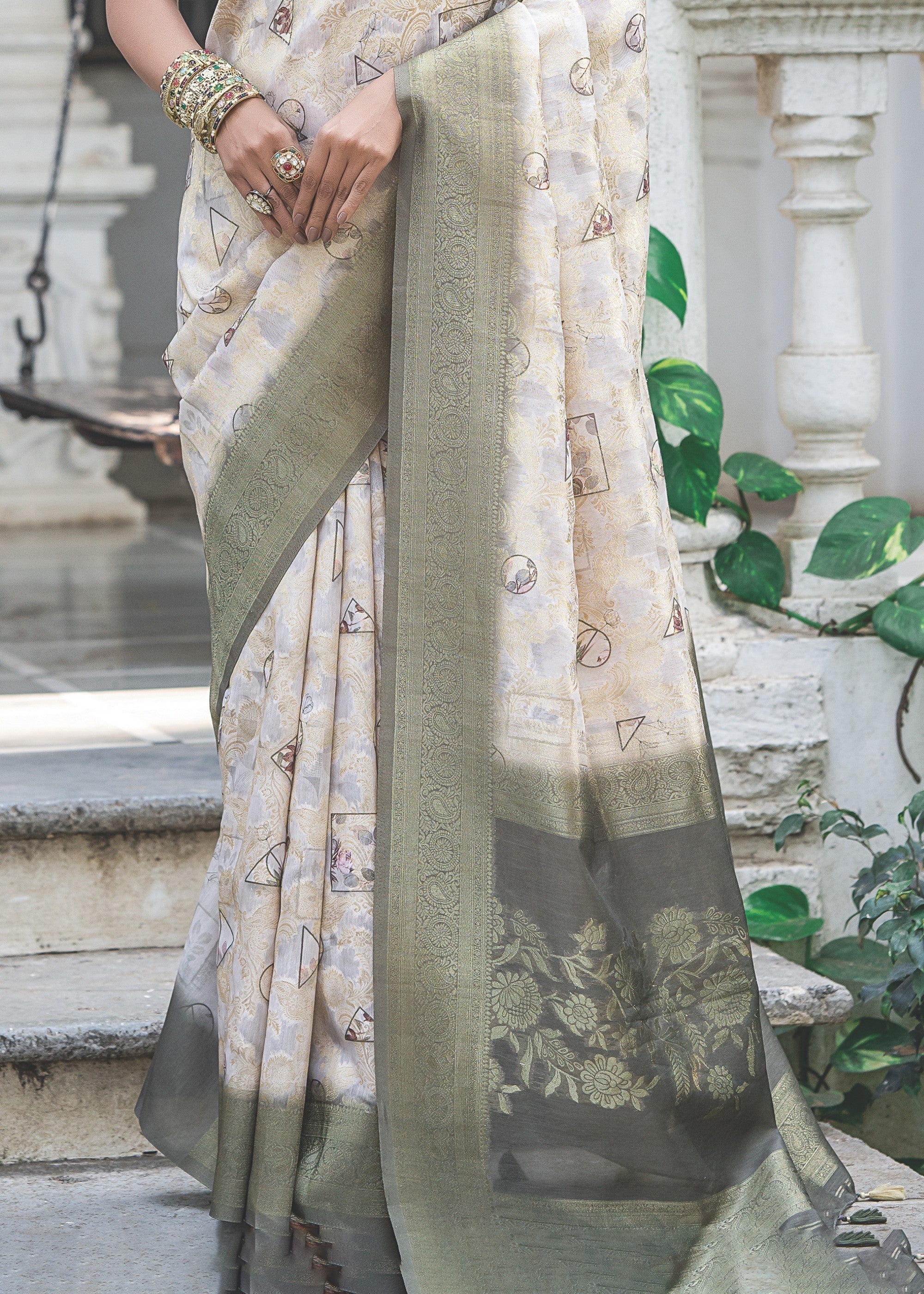 Ivory white Woven Silk Saree with Contrast Pallu - qivii