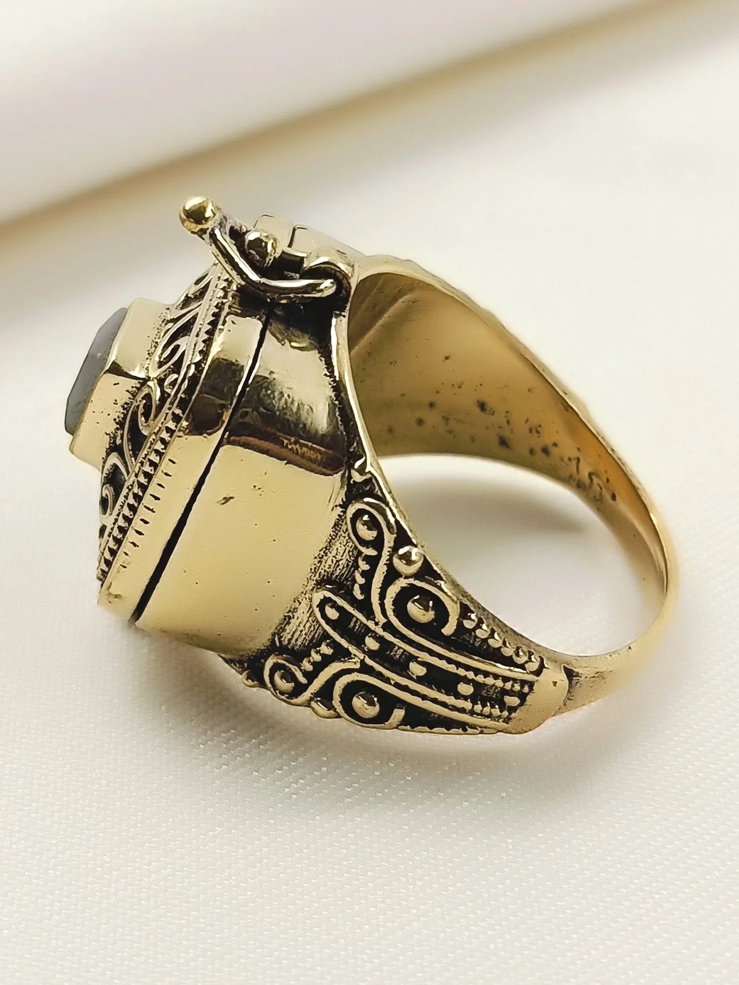 Haridra Grey Western Finger Ring