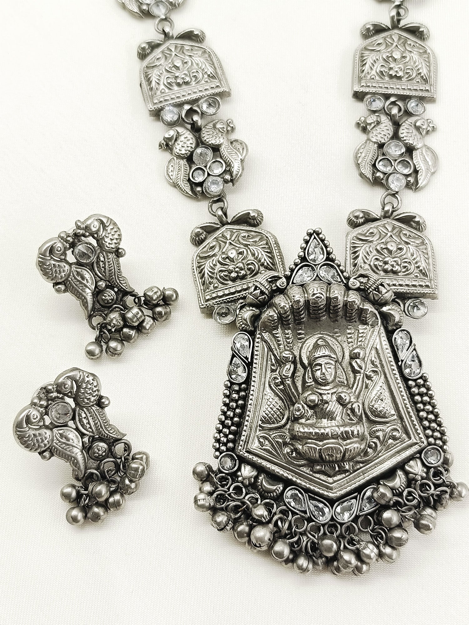 Qiratul White Oxidized Necklace Set