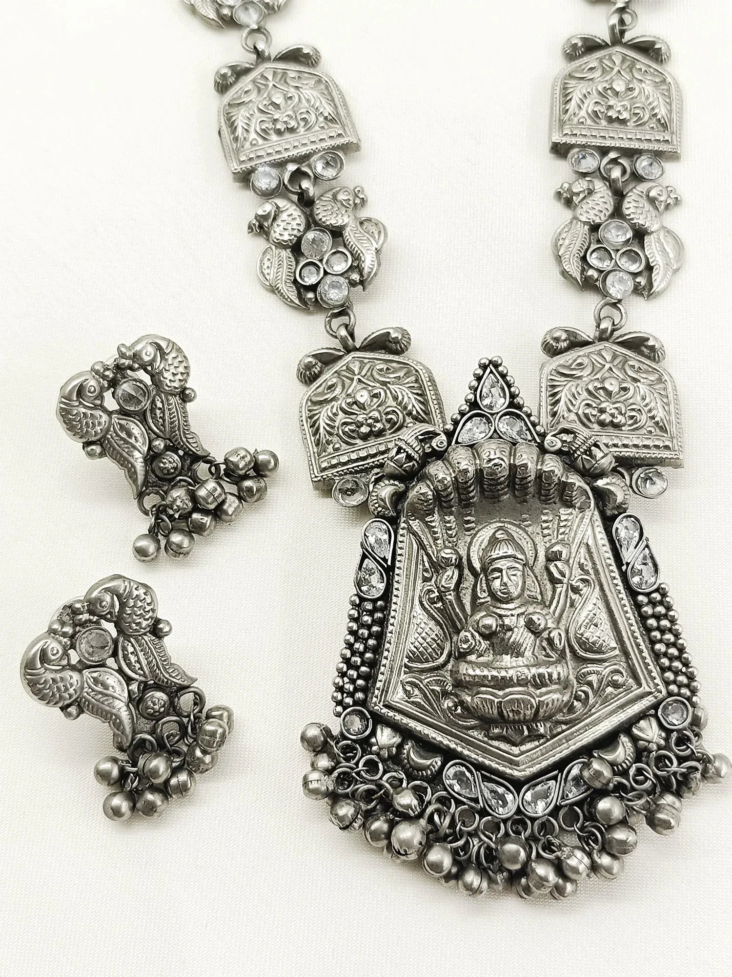 Qiratul White Oxidized Necklace Set