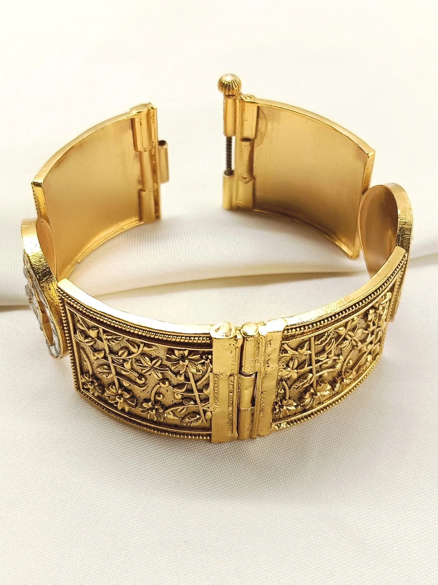 Rageshwari White Kundan Kada