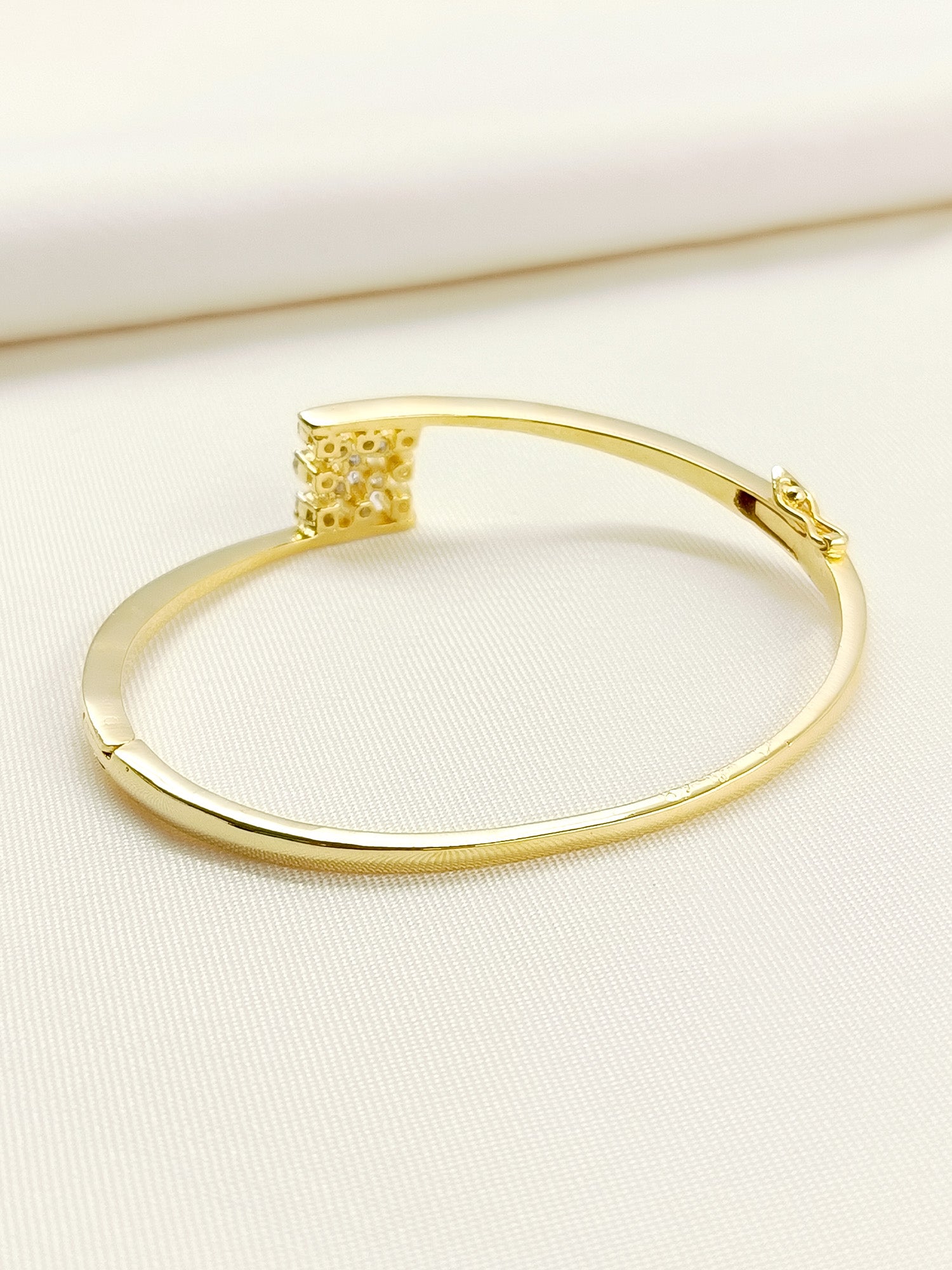 Ketaki 92.5 Silver Swarovski Stone Bracelet - qivii