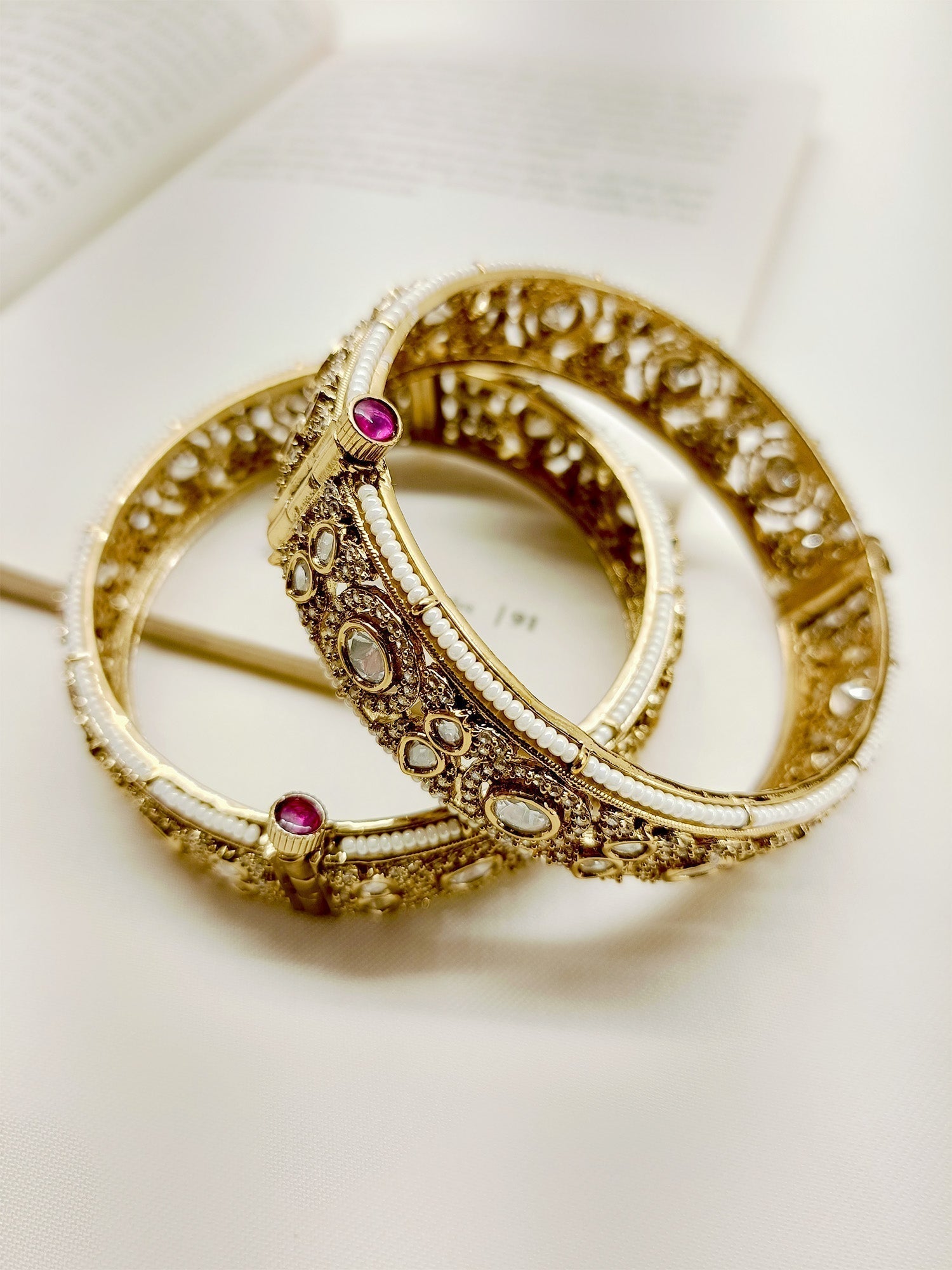 Aabheri White Victorian Bangle - qivii