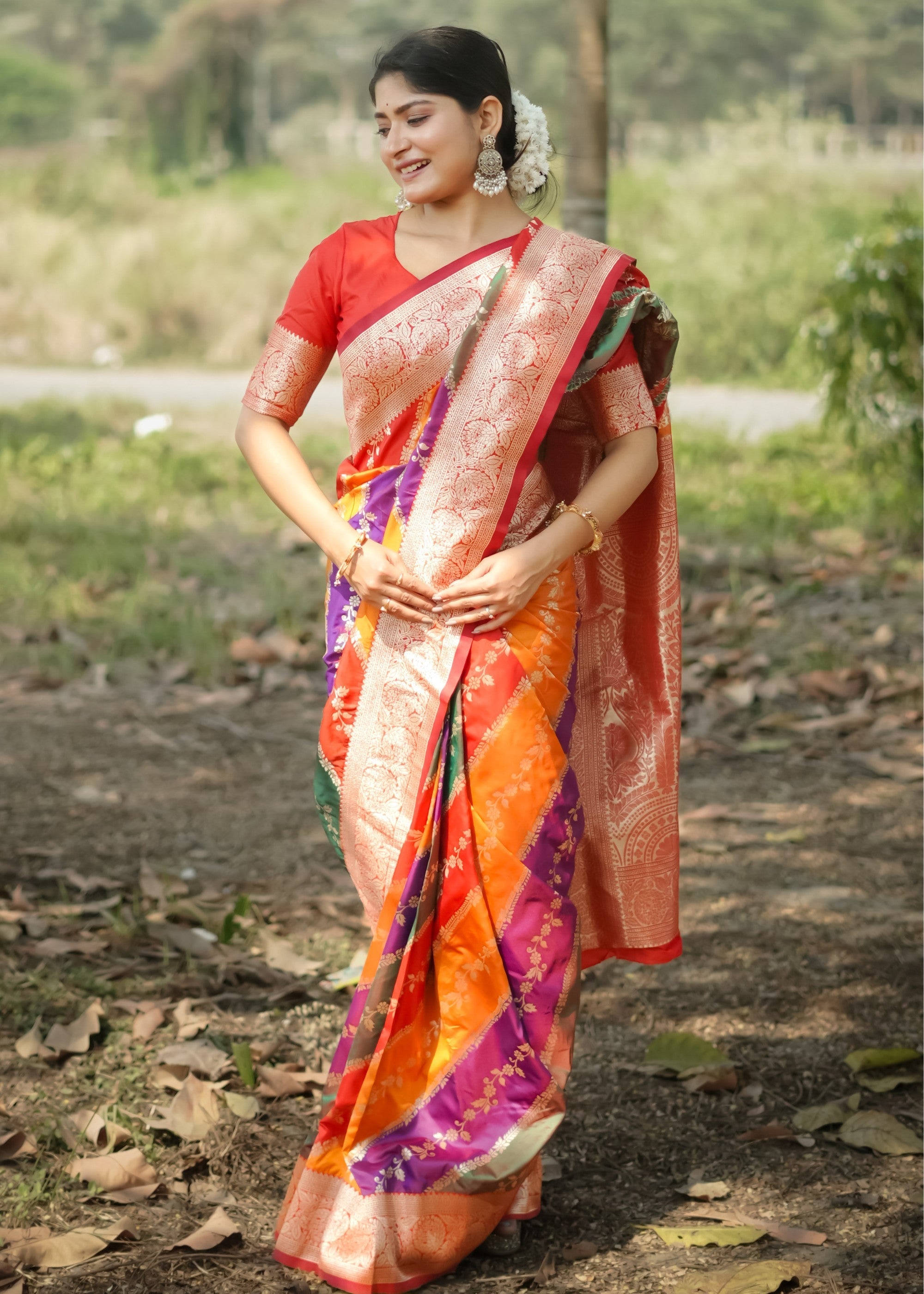 Red Leriya Zari Woven Banarasi Silk Saree With Contrast Pallu - qivii