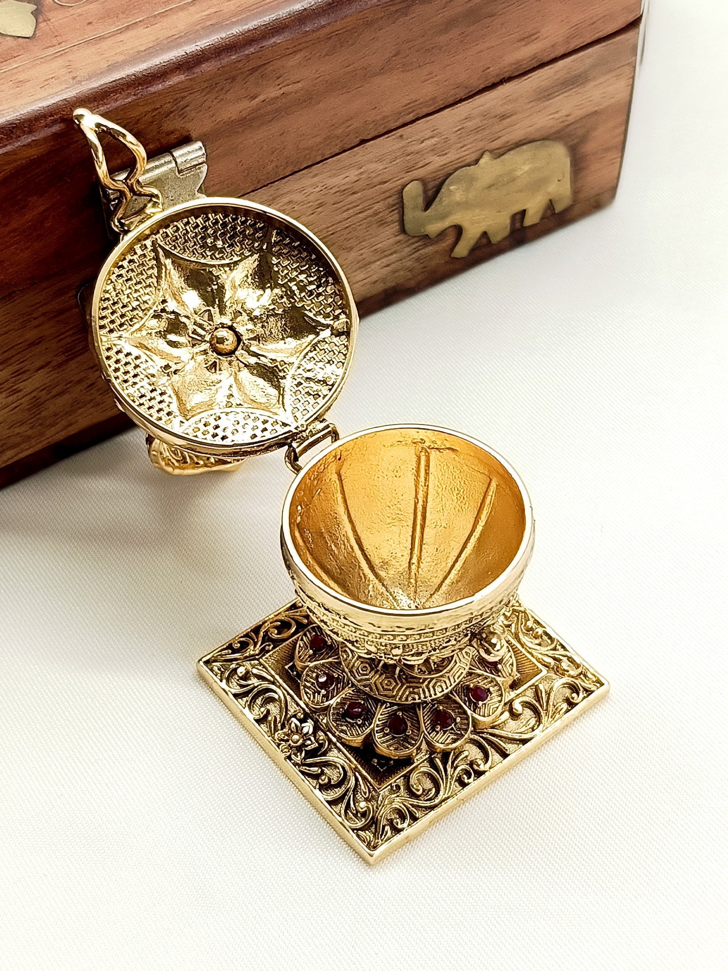 Janya Ruby Antique Sindoor Dibbi - qivii