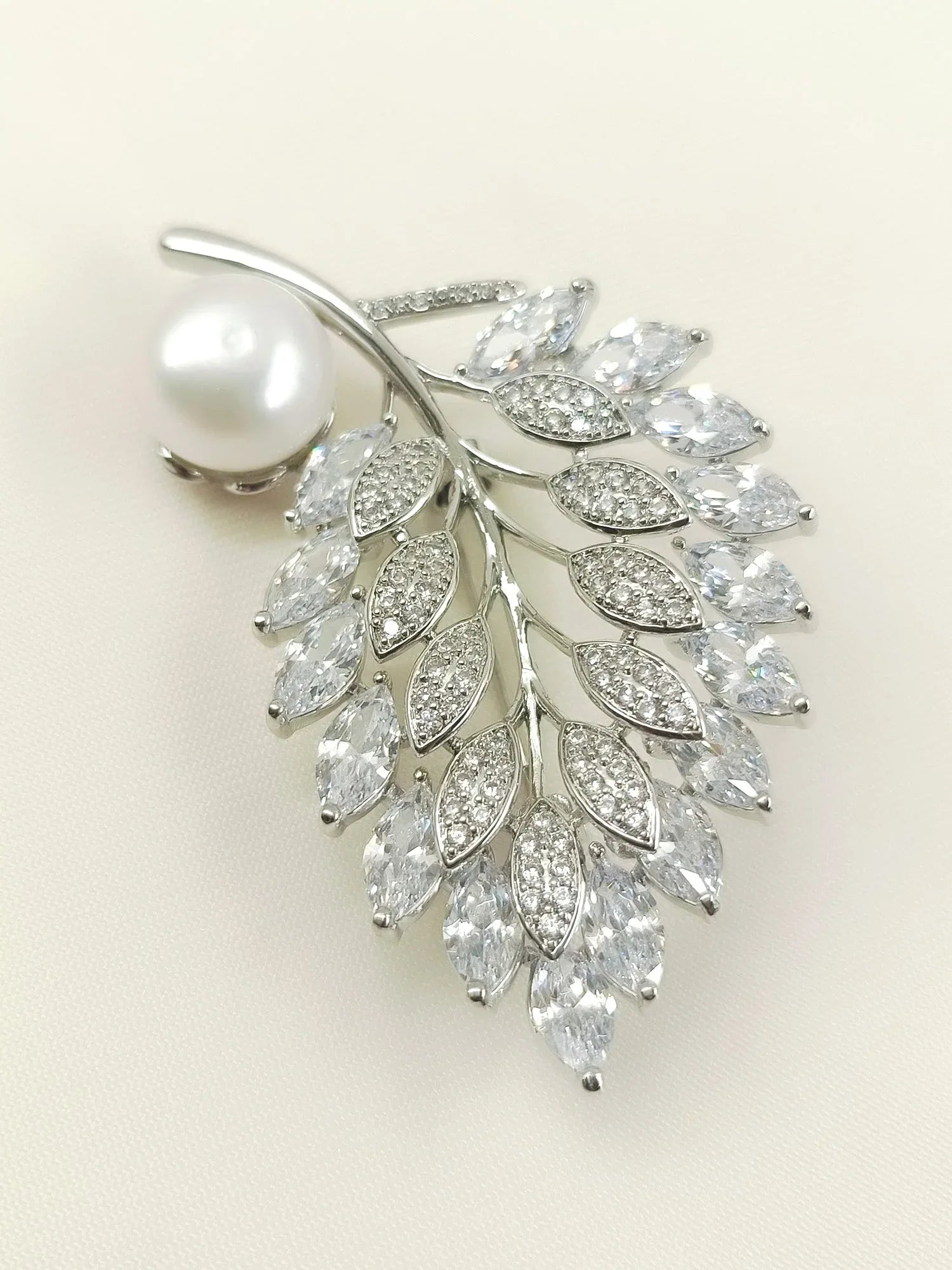 Kaiya White Pearl Leaf Brooch