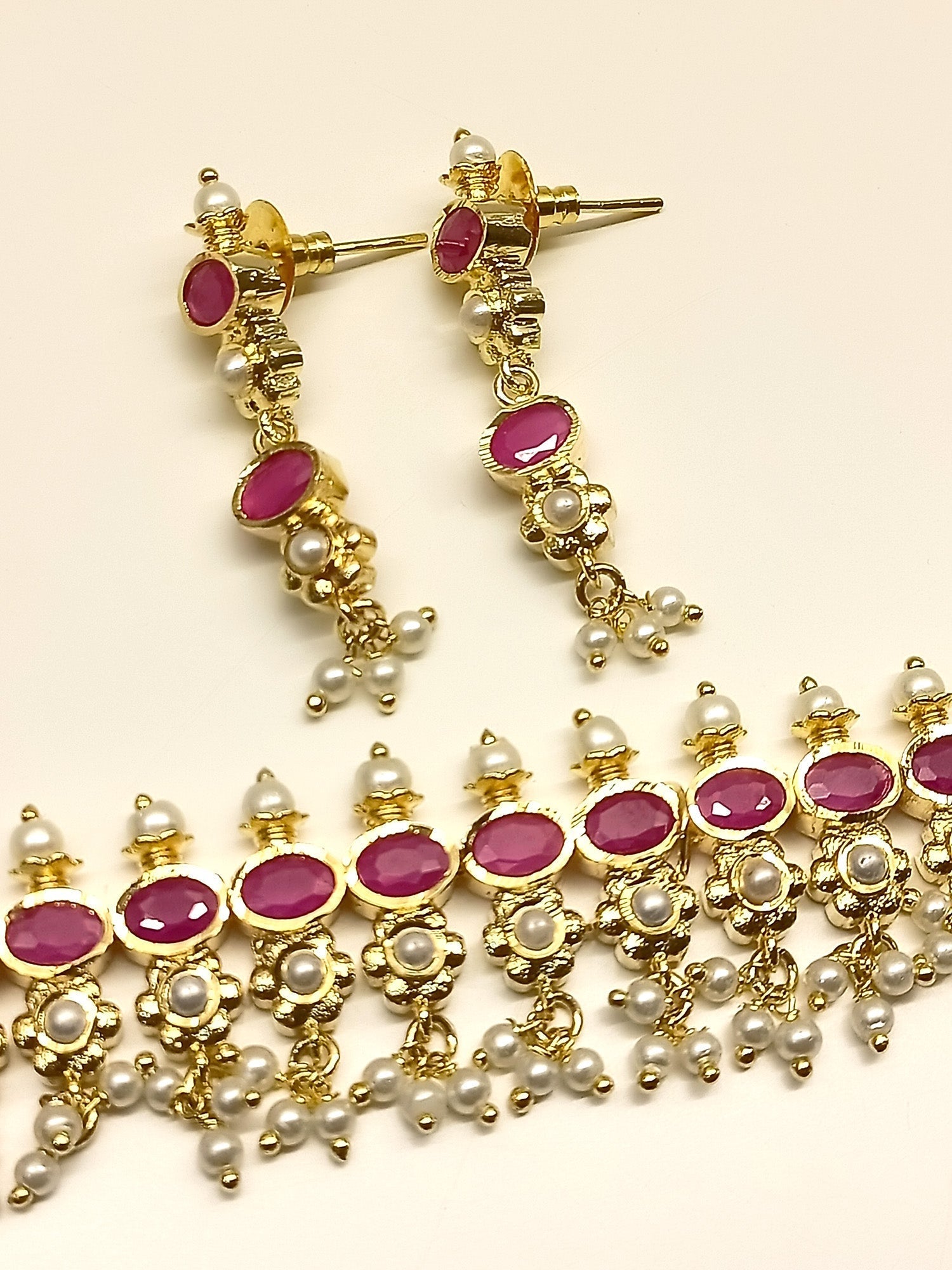 Sophisticated and refined jadau necklace set with matching earrings