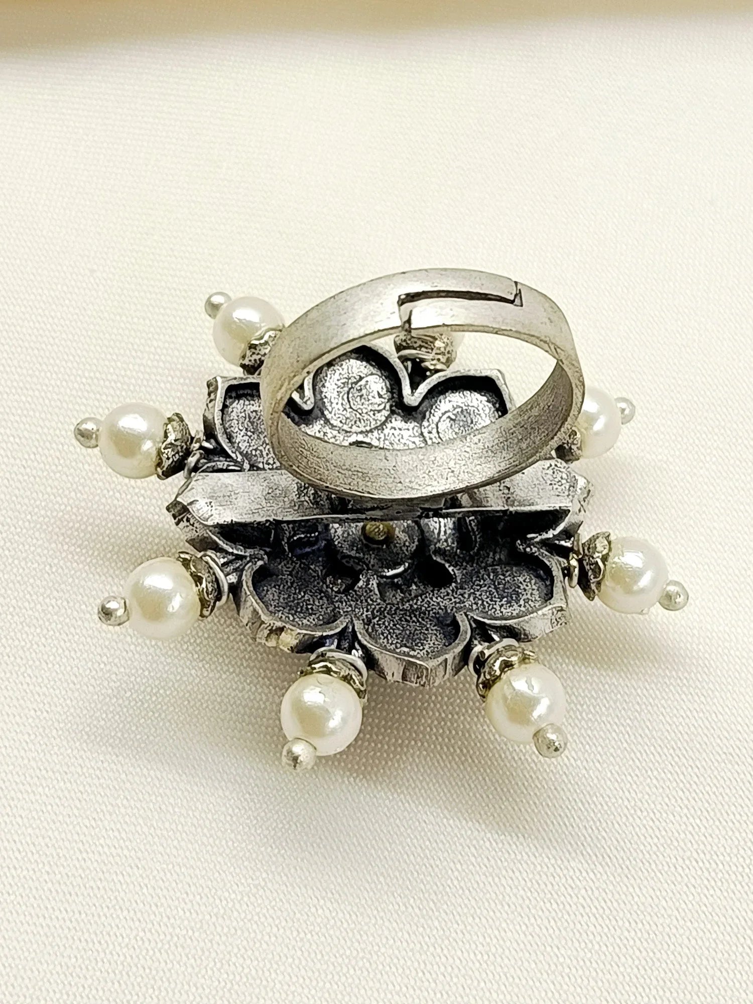 Forum White Boutique Finger Ring
