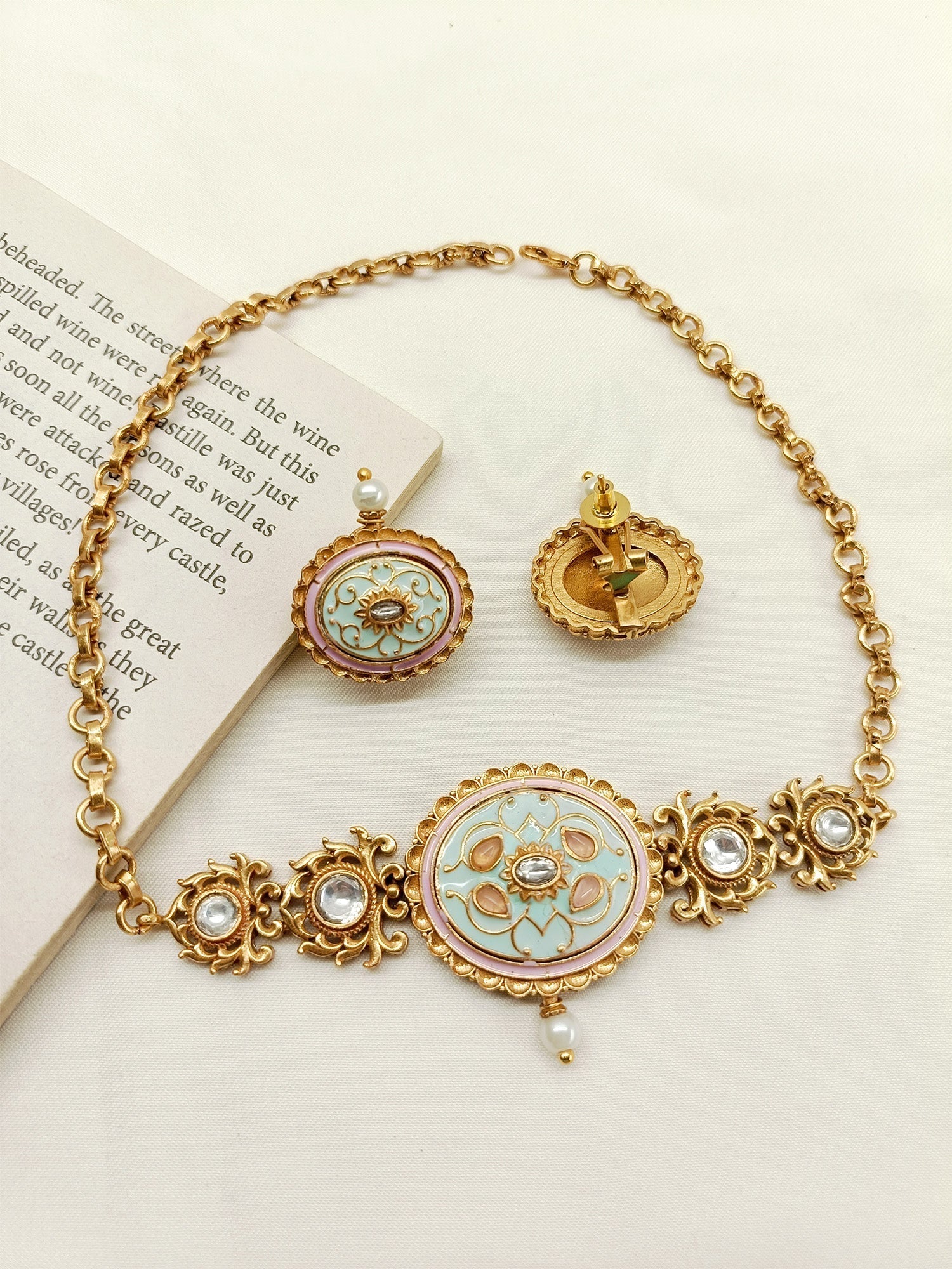 Elegant and timeless choker set with gold plated brass metal