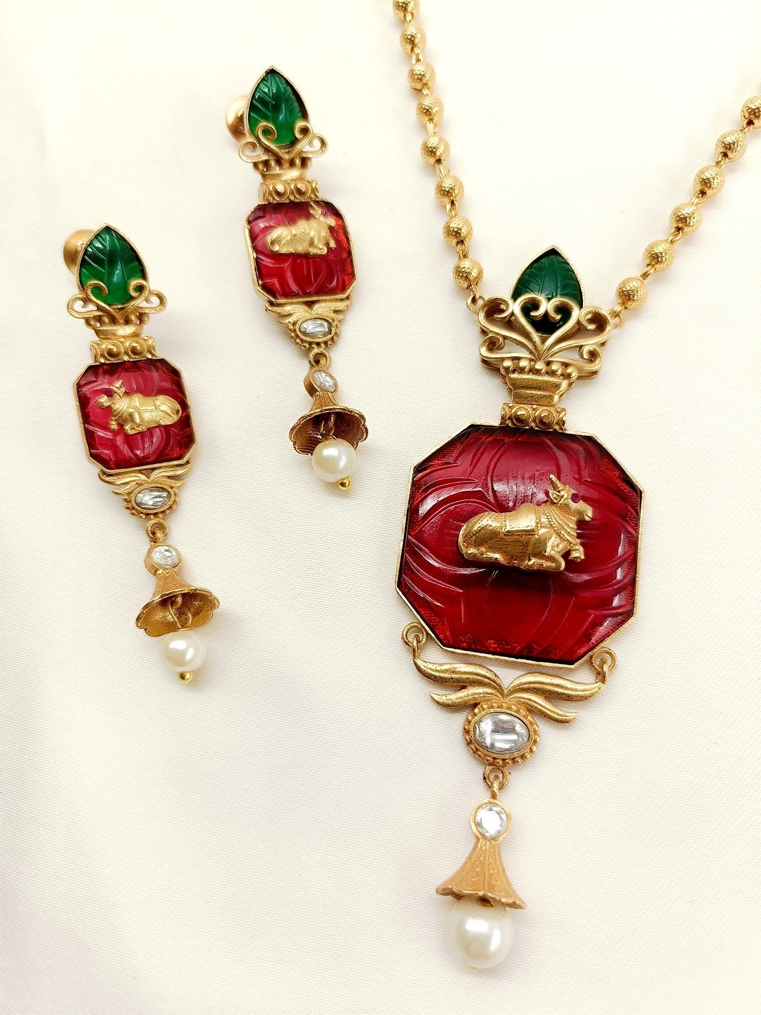 Elegant and timeless vintage jewelry lover's pendant set