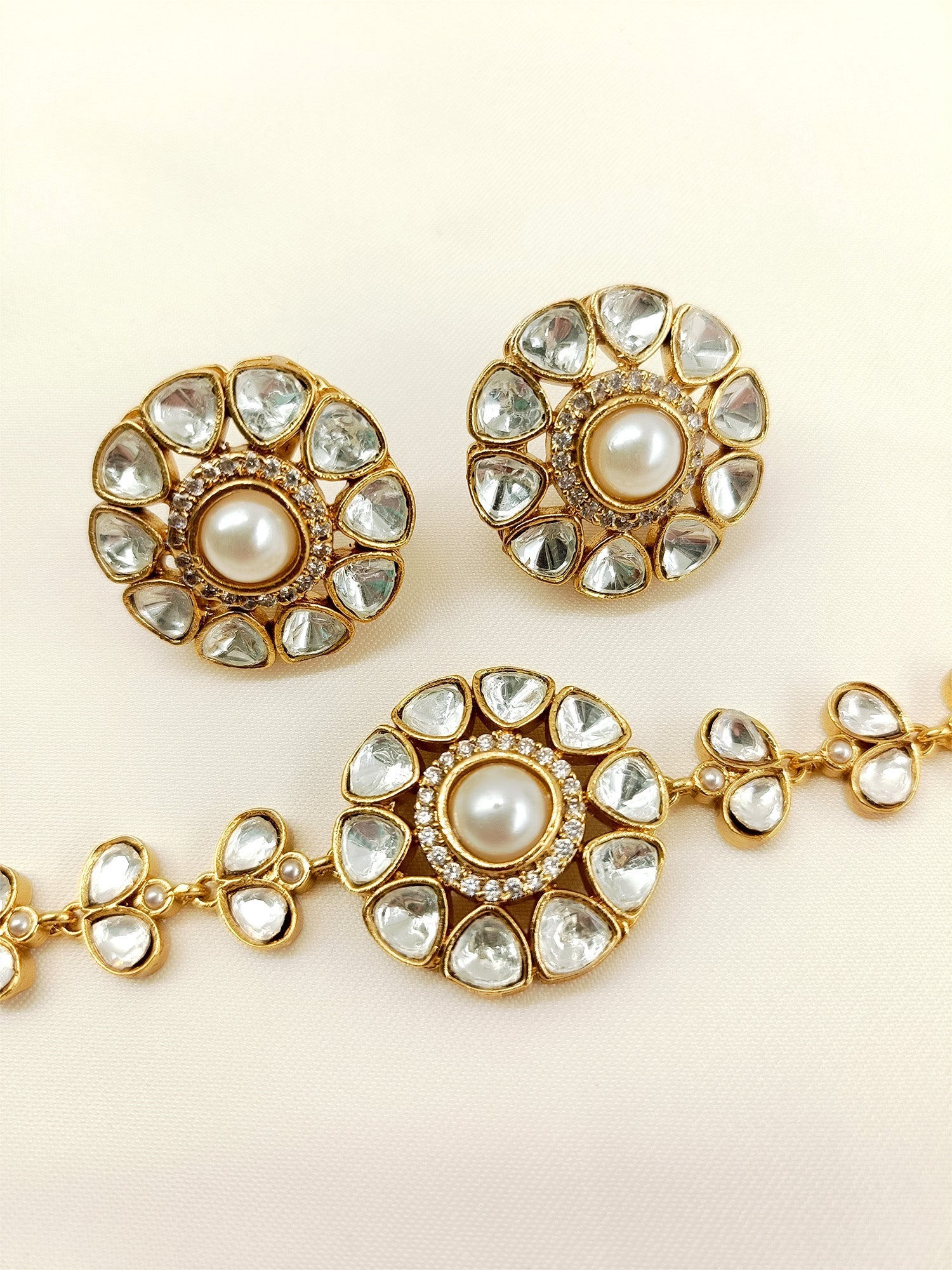 Vinamrta White Kundan Choker Set