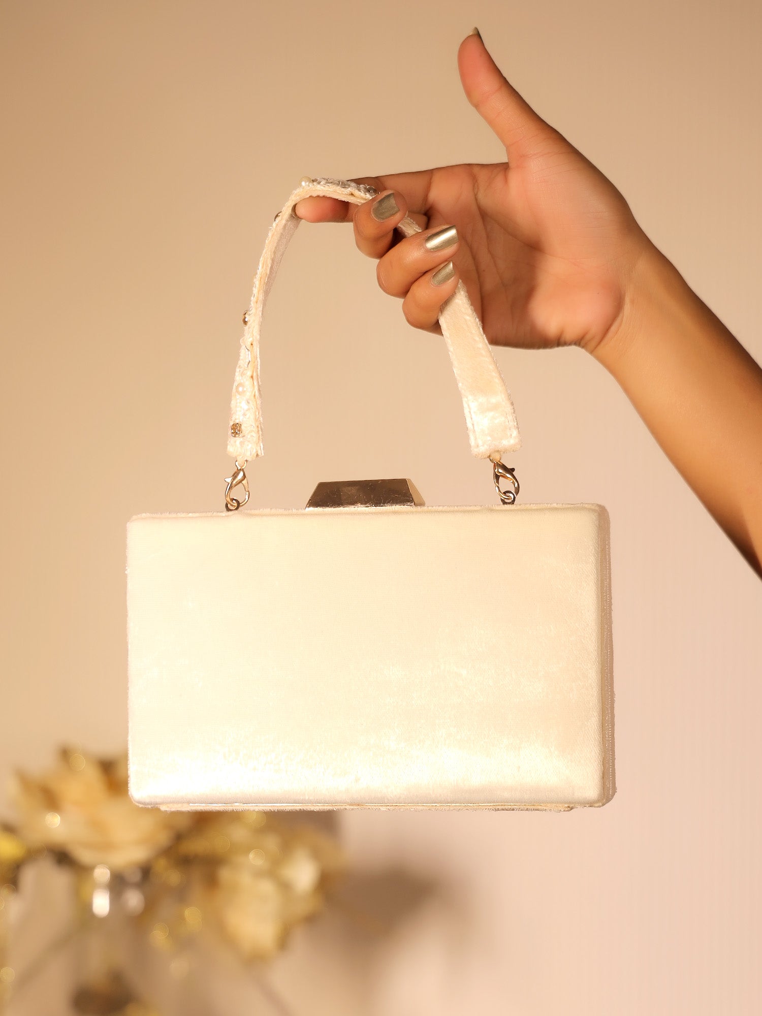 Anpurna White Evening Clutch