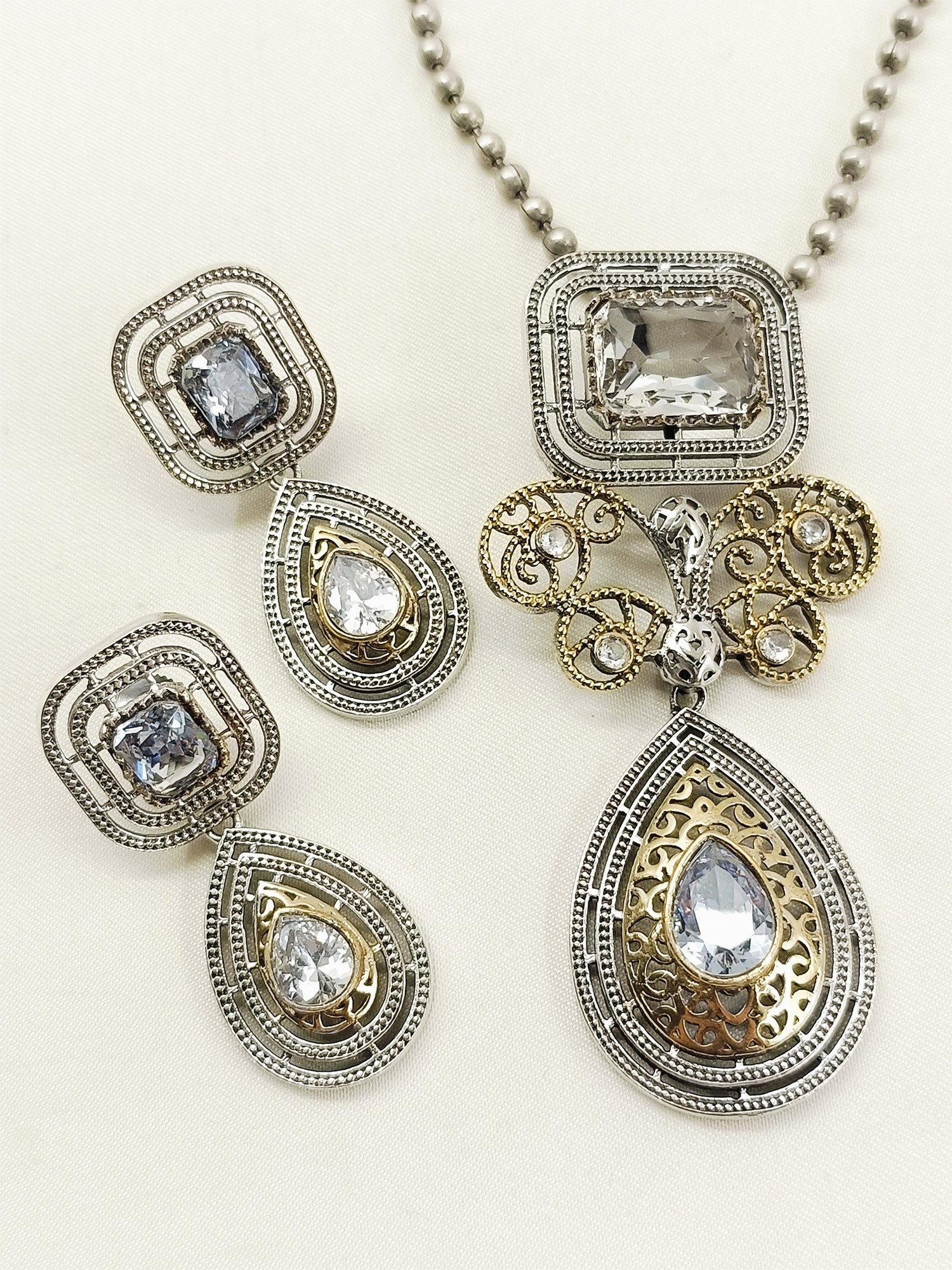 Udgati White Oxidized Pendant Set