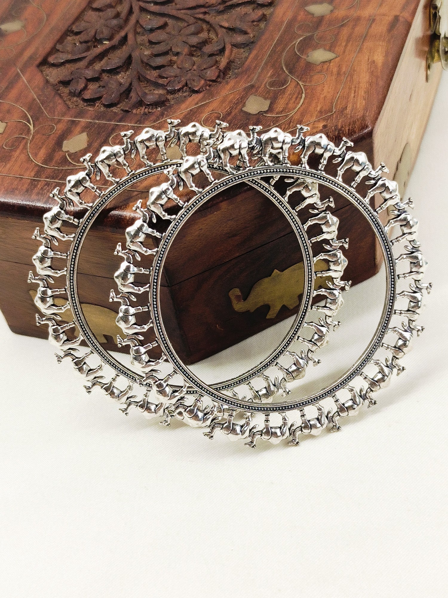 Kanakojjvala Plain Oxidized Bangle