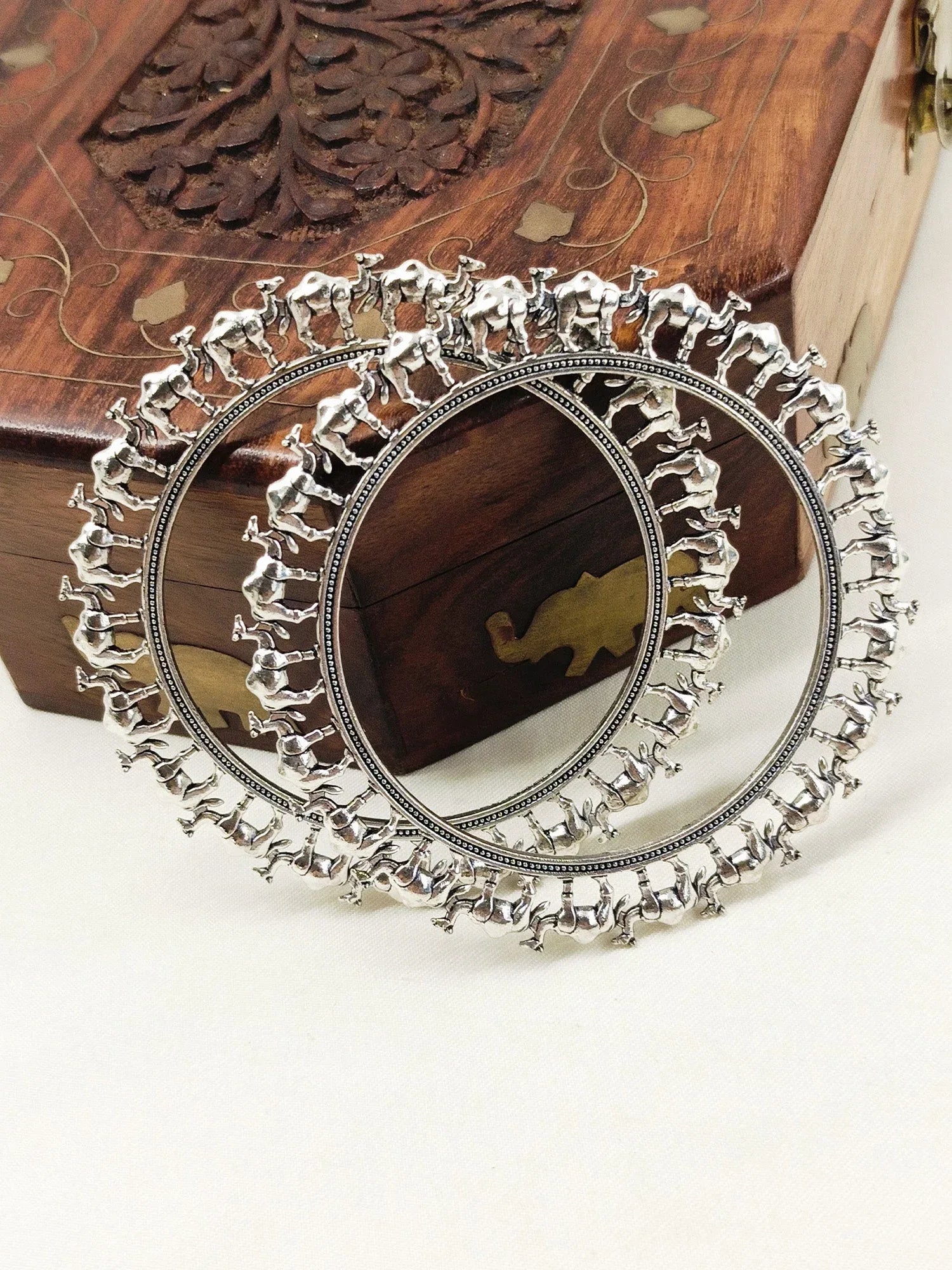 Kanakojjvala Plain Oxidized Bangle
