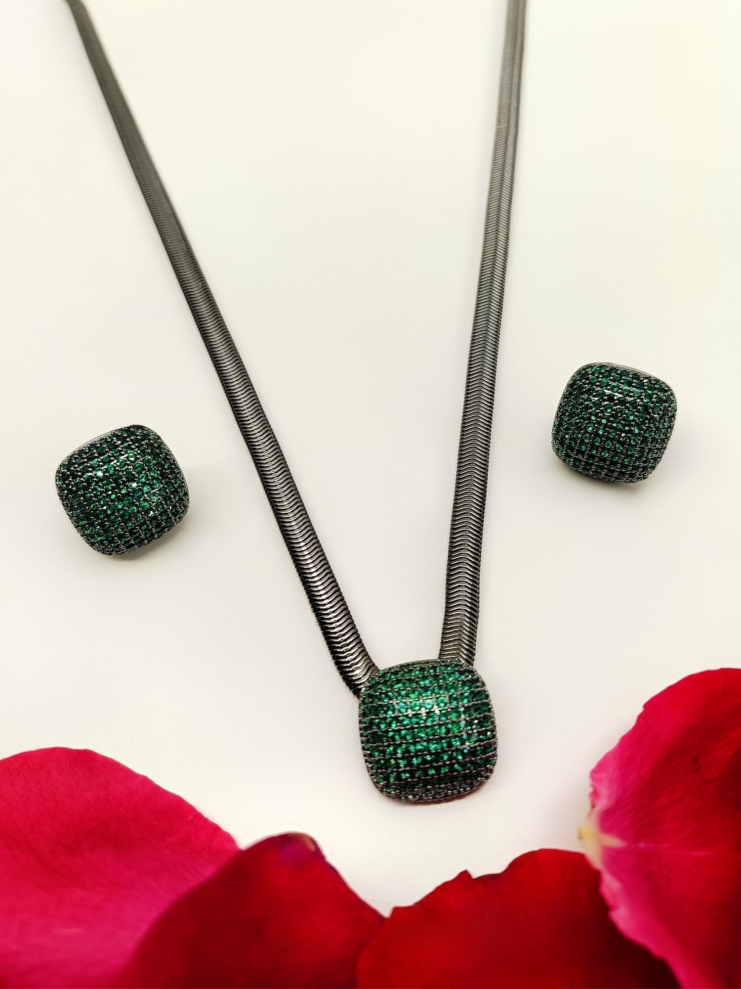 Amisha Green Square Shape Victorian Pendant Set - qivii