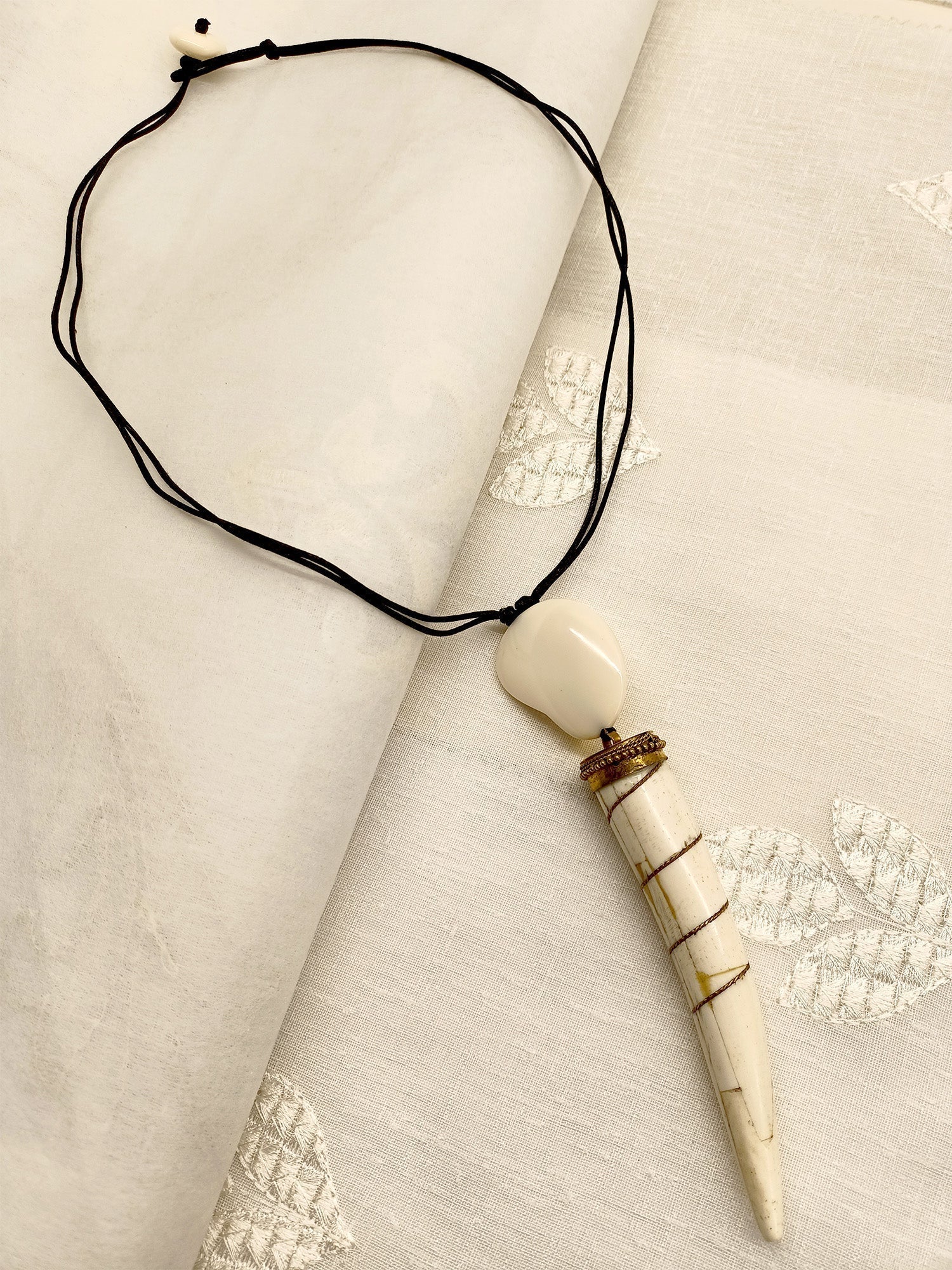 Camelia Long Western Neckpiece - qivii