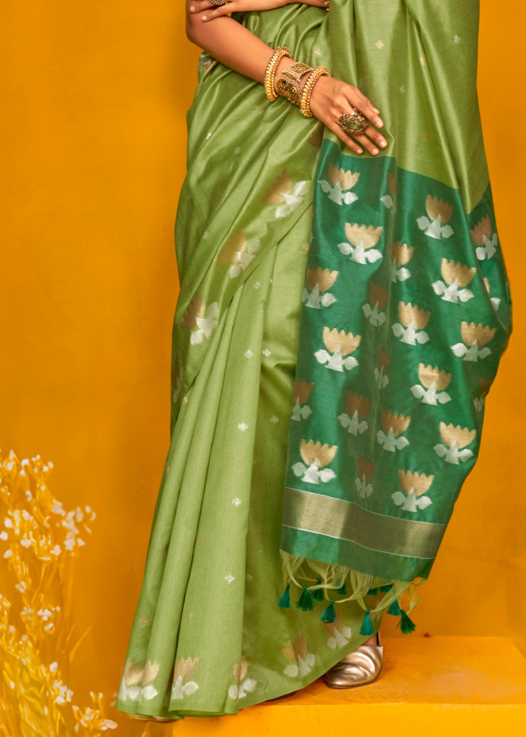 Green Tussar Handloom Weaving Silk Saree - qivii