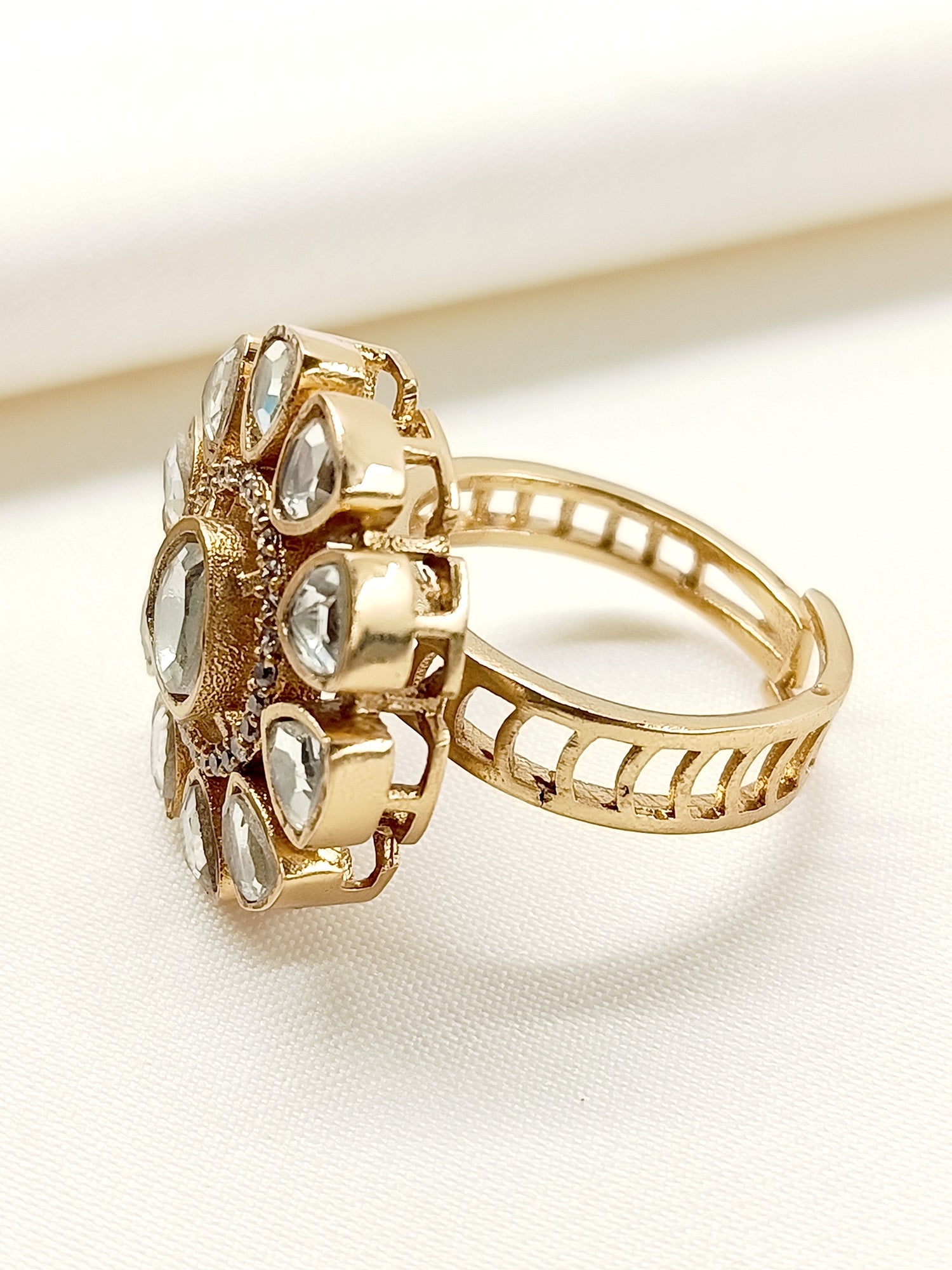 Raivsa White Kundan Finger Ring - qivii