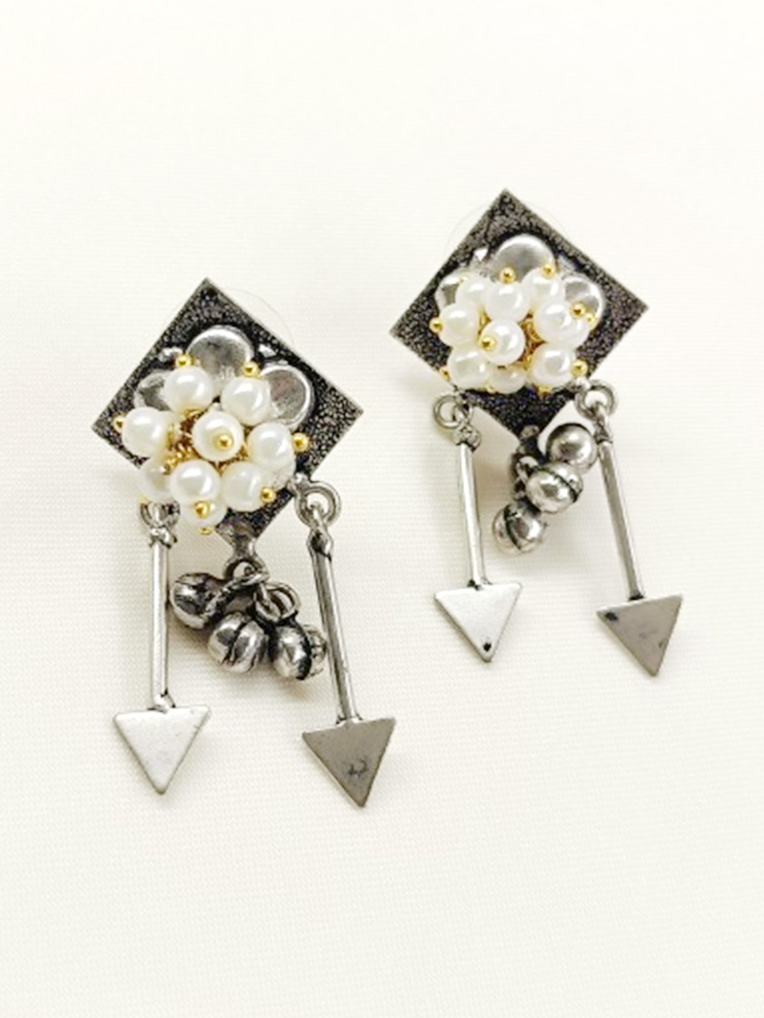 Deeva White Pearl Oxidized Earring
