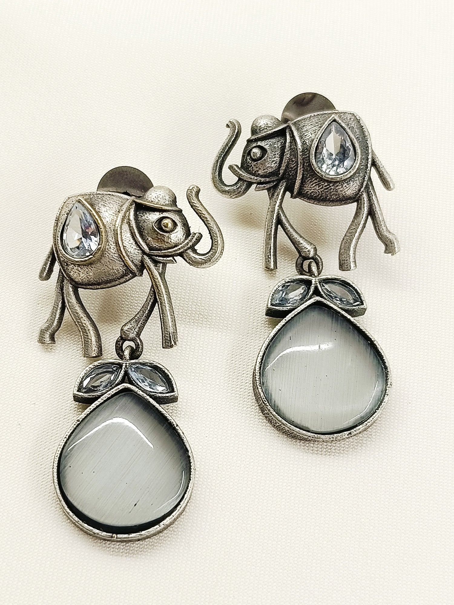 Sampriti Grey Oxidized Earring