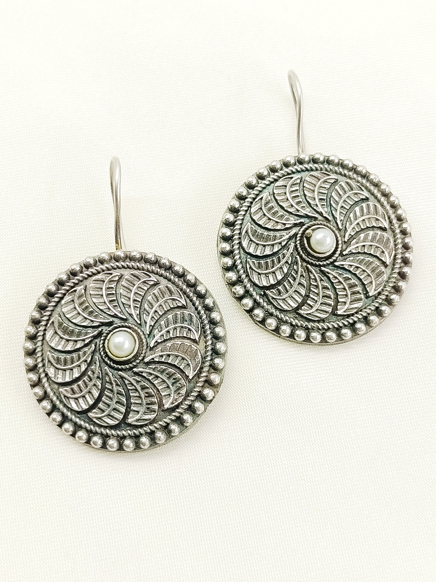 Hamsini Plain Oxidized Earcuff