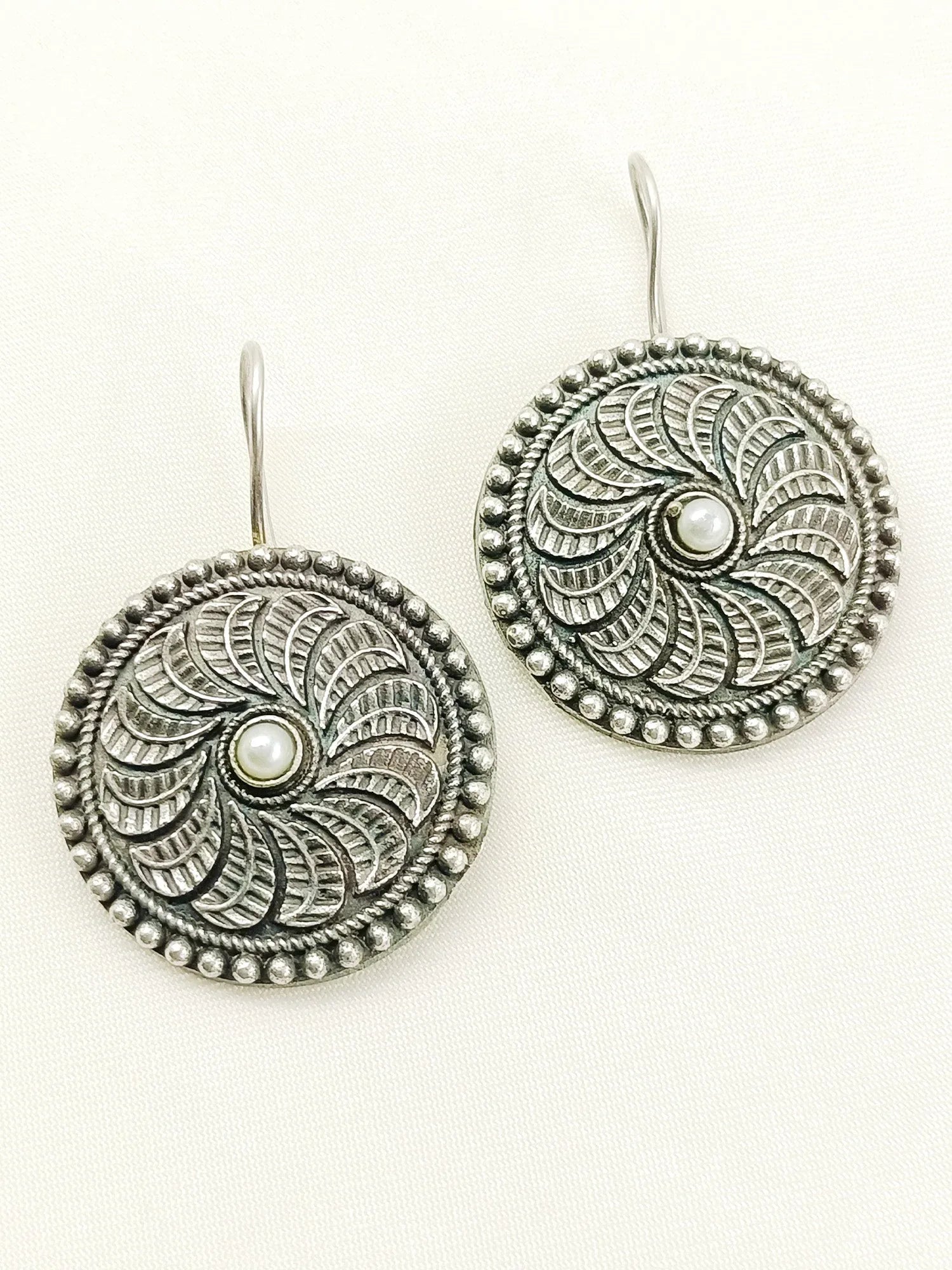 Hamsini Plain Oxidized Earcuff