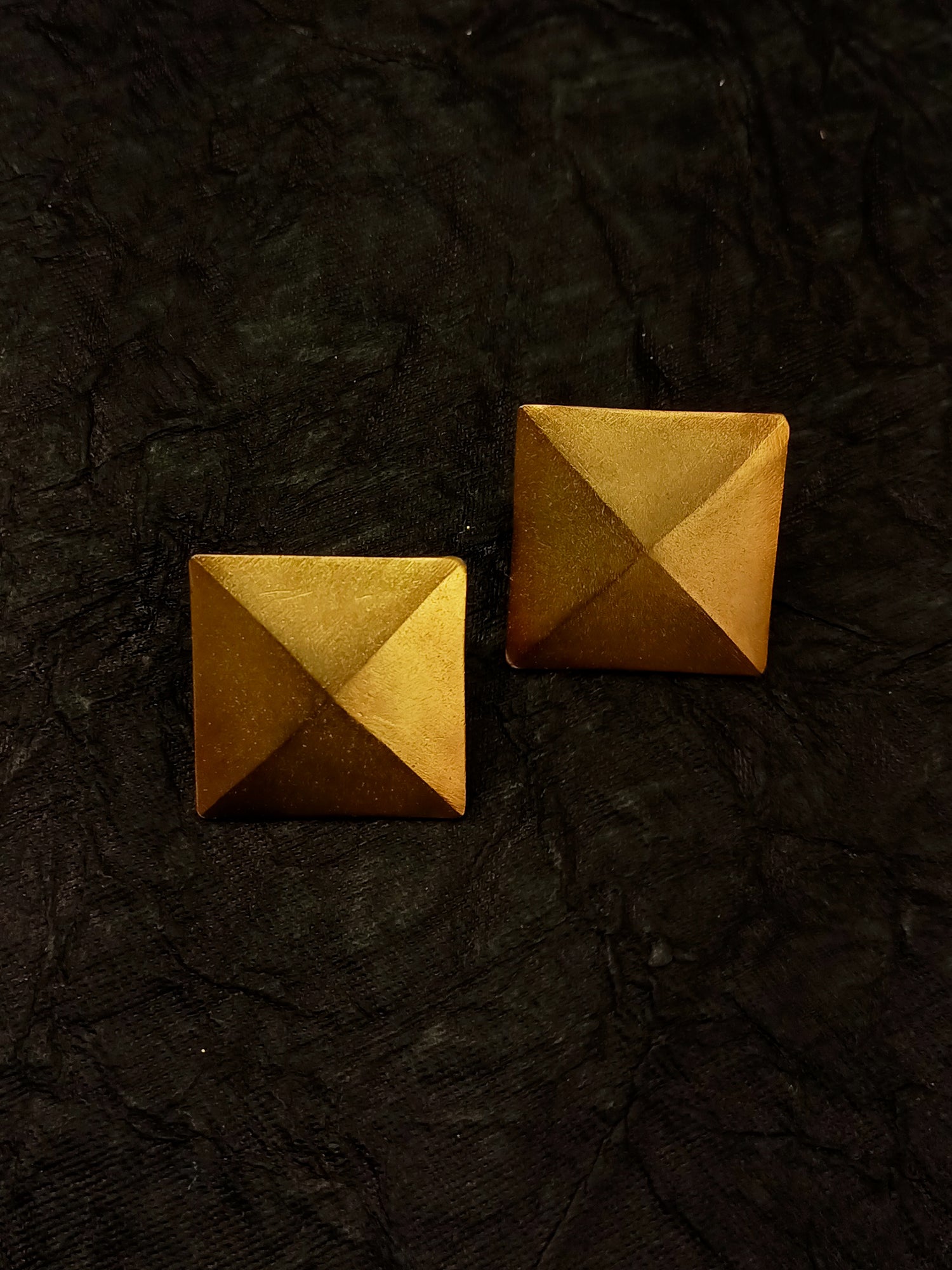 Zoey Square Golden Stud - qivii