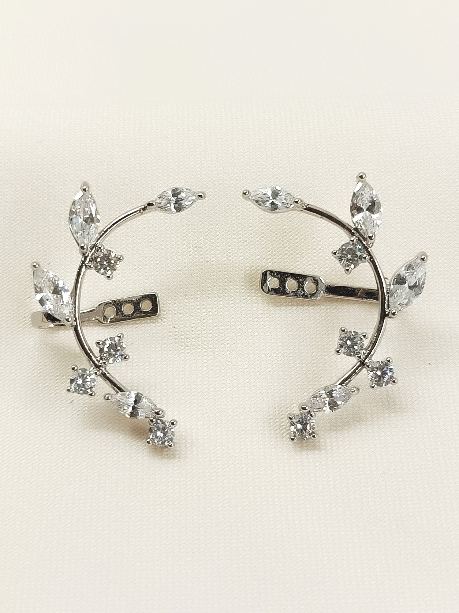 Kairan White 92.5 Silver Earcuff With Solitaire Stud