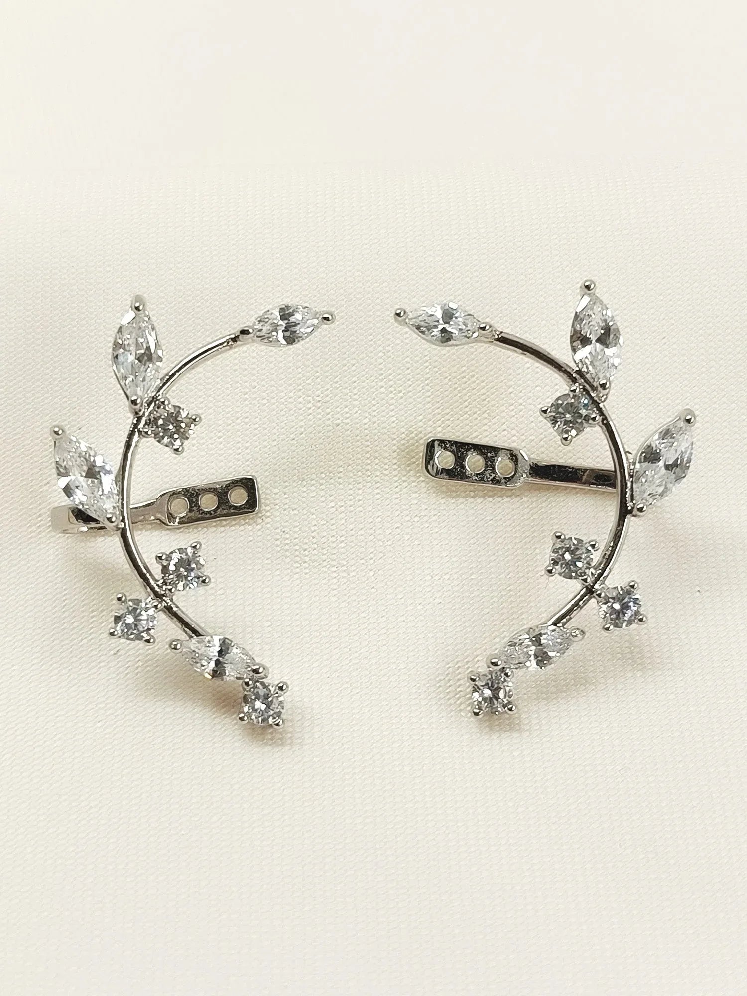 Kairan White 92.5 Silver Earcuff With Solitaire Stud