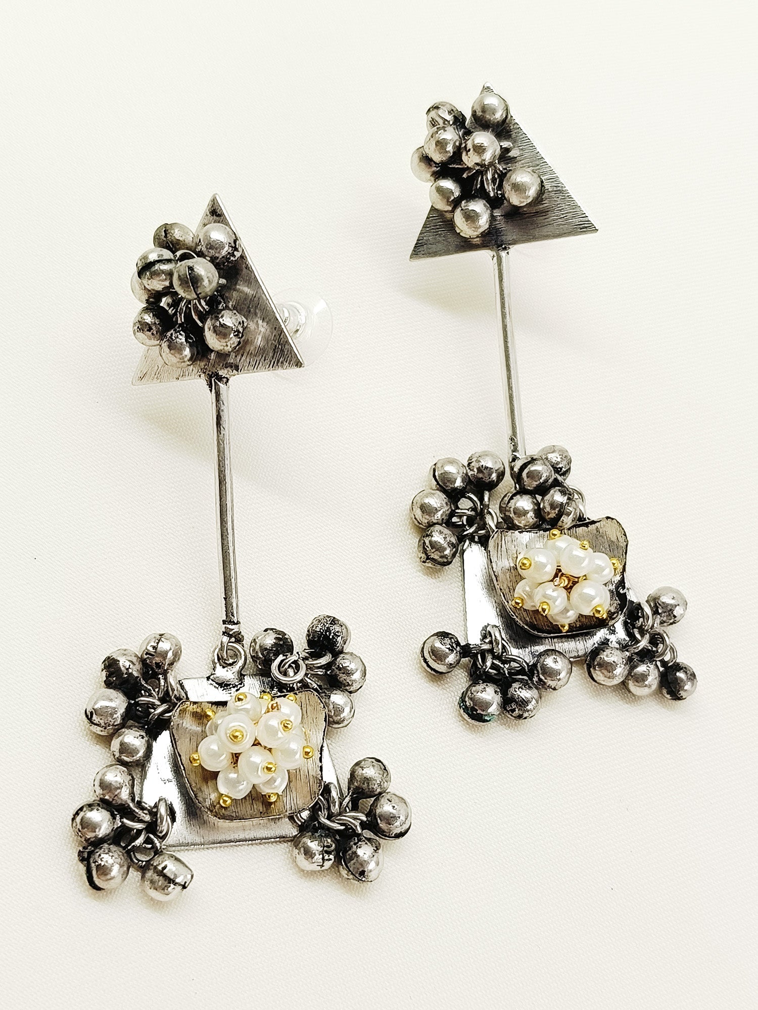 Nandu Whie Pearl Oxidized Earring