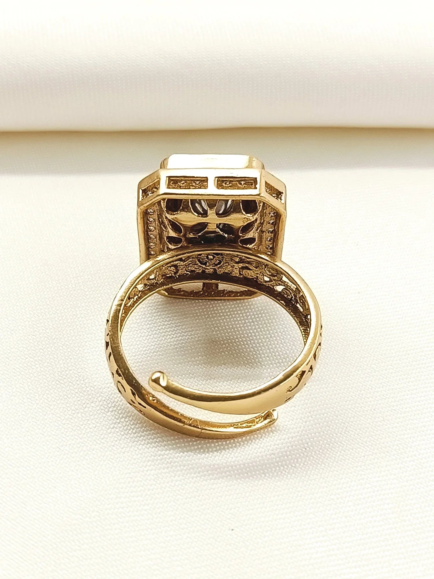 Rajeshwari White Antique Finger Ring