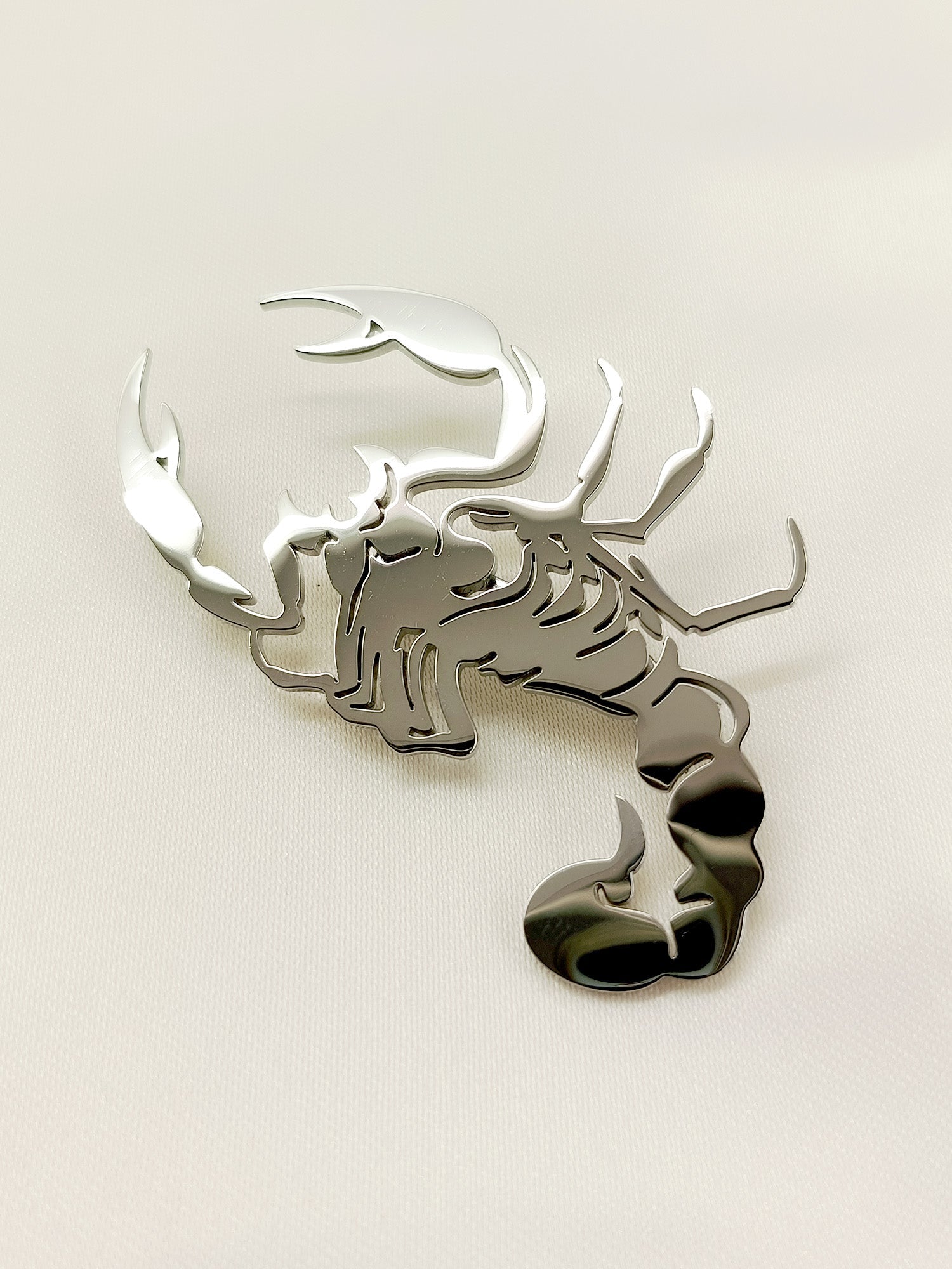 Madhu Scorpion Silver Men's Brooch - qivii