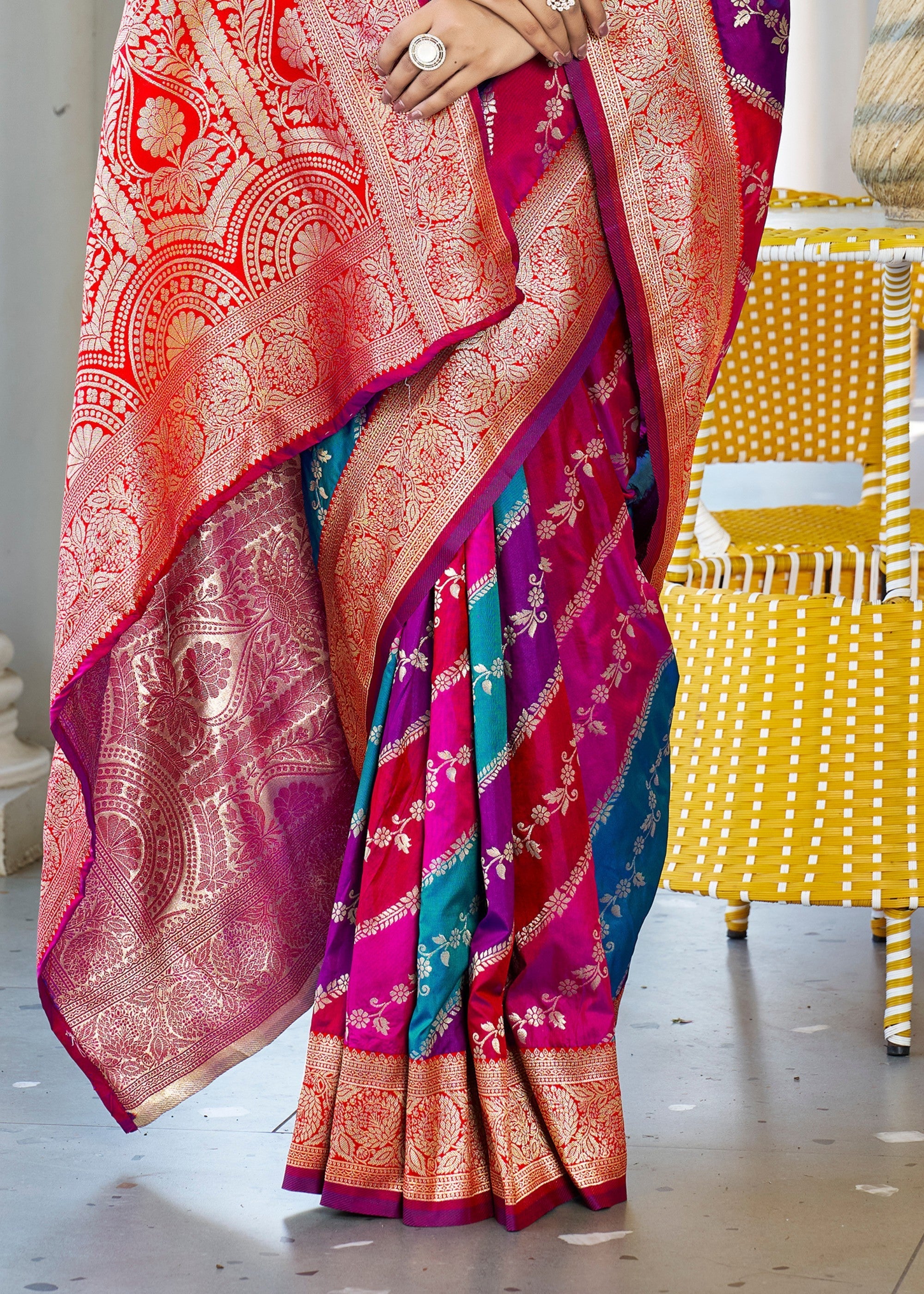 Pink Leriya Zari Woven Banarasi Silk Saree With Contrast Pallu - qivii