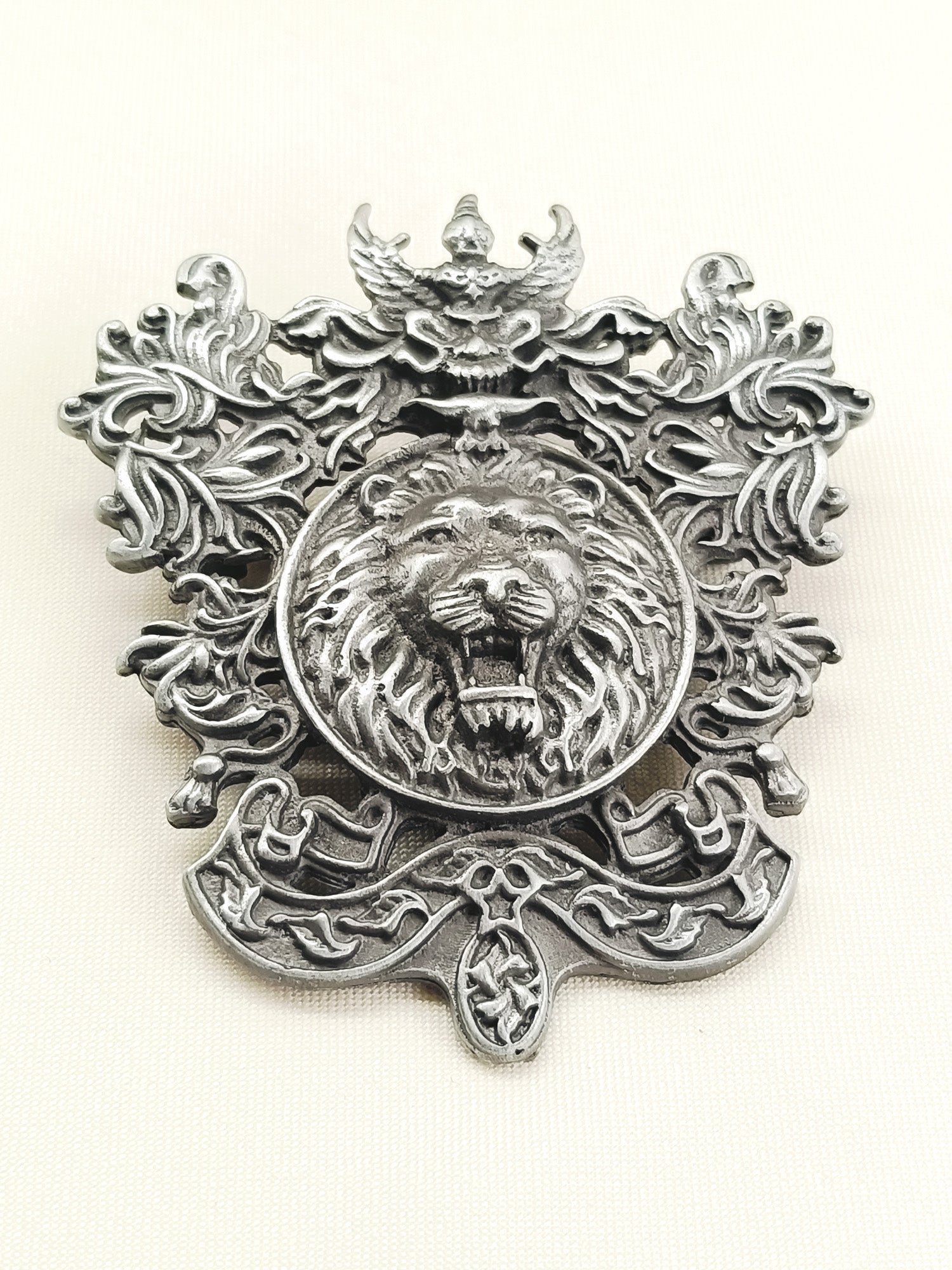 Nirvan Grey Lion Men's Brooch
