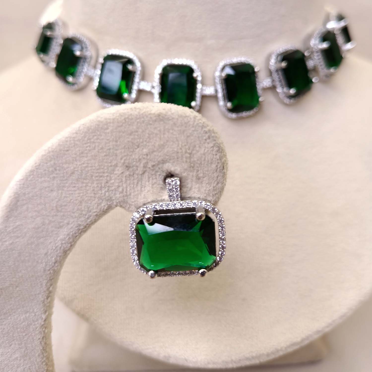 Ruqayyah Green Emerald Diamond Necklace Set - qivii