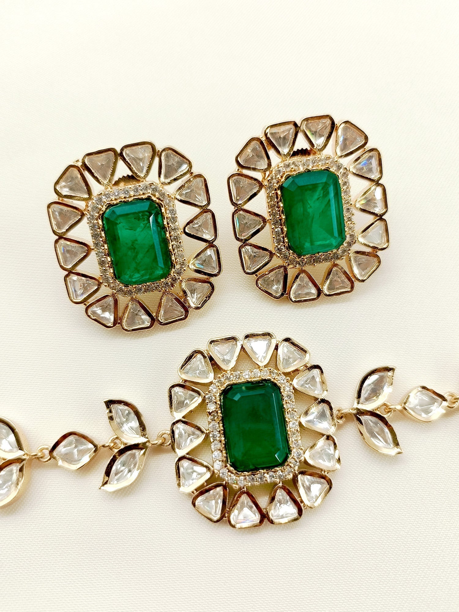 हार सेट की जगह शान्ति और शोभा जोड़ता है।