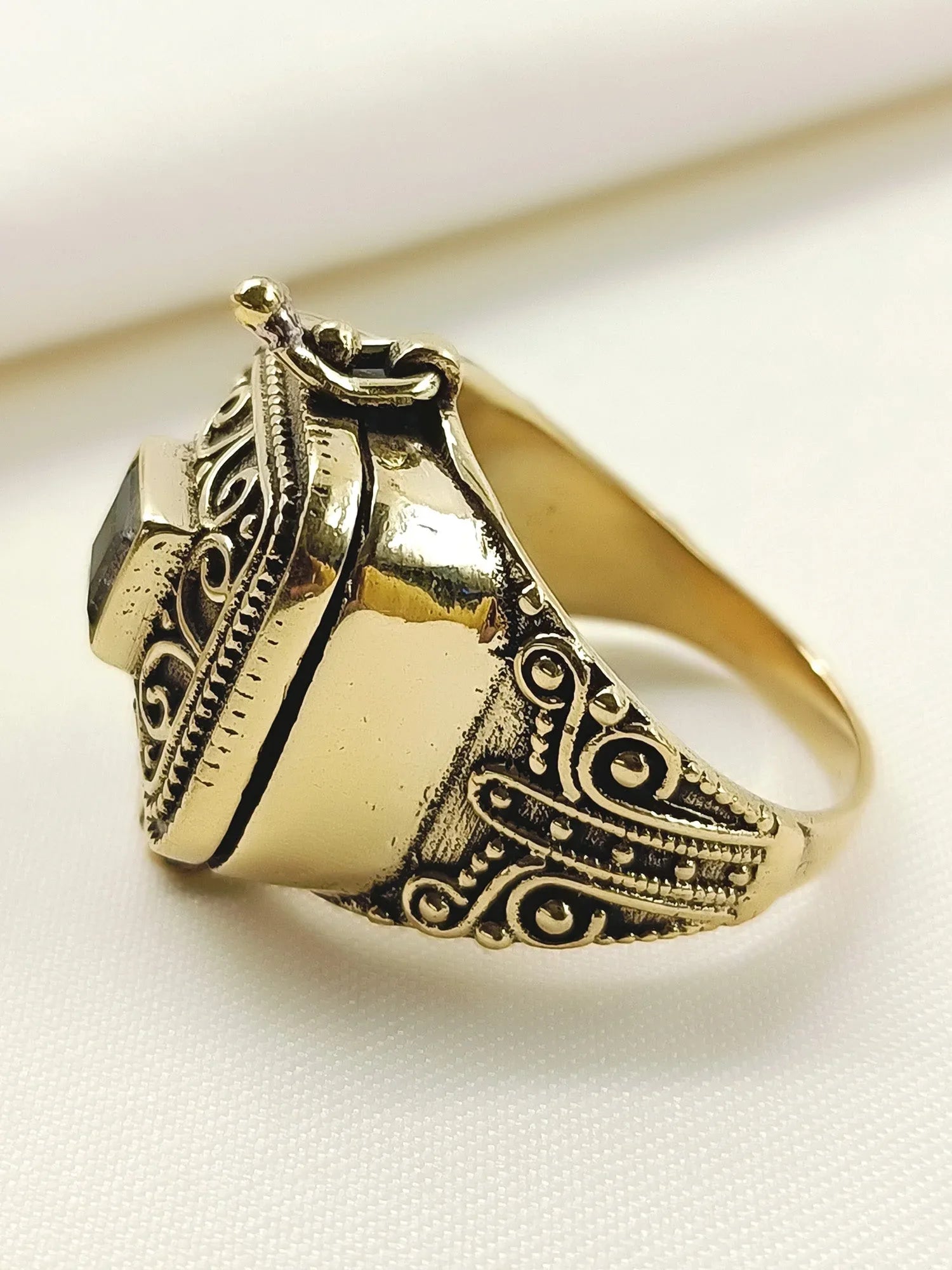 Anuruddh Mint Green Western Finger Ring
