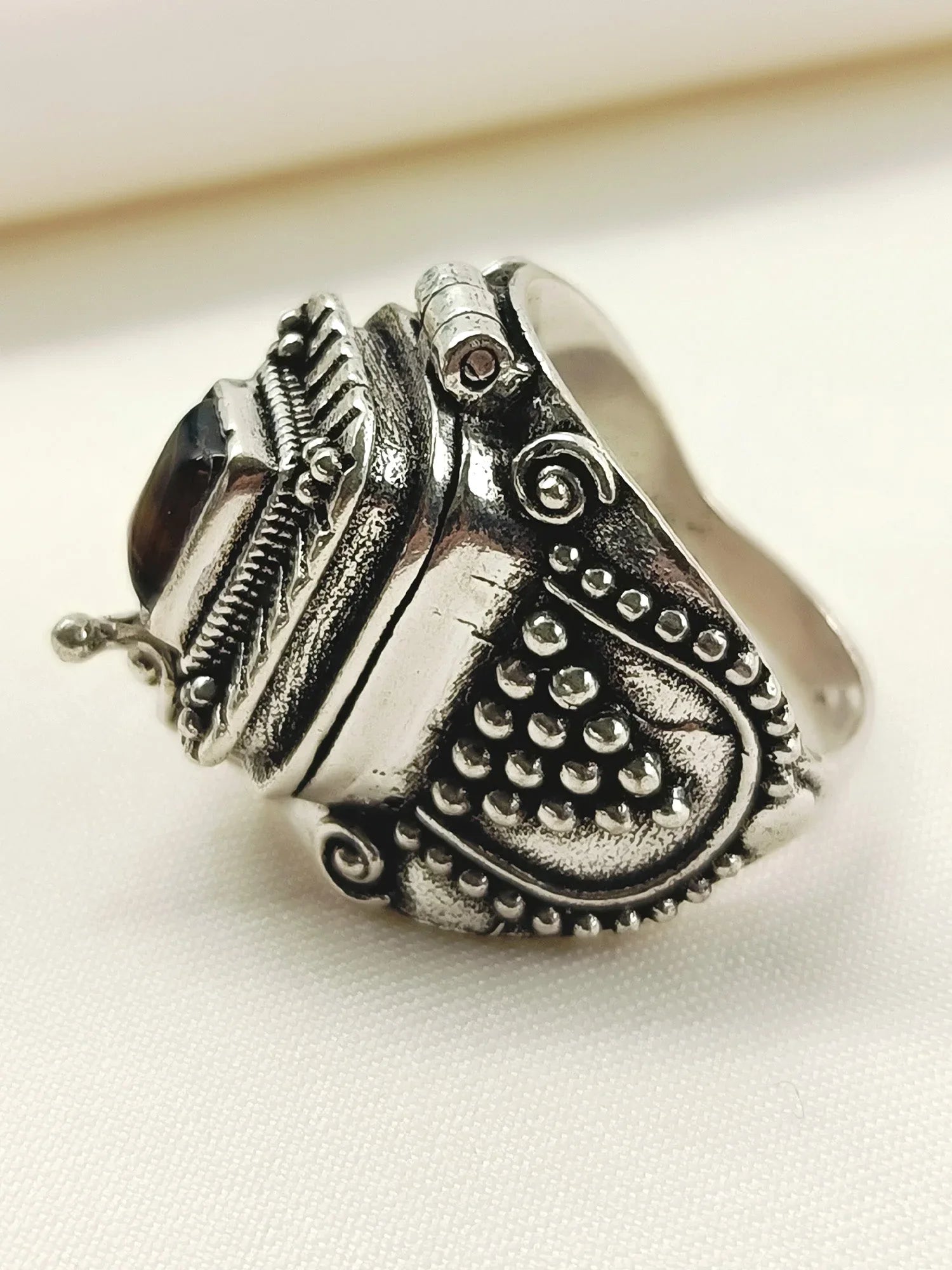 Iqra Brown Western Finger Ring